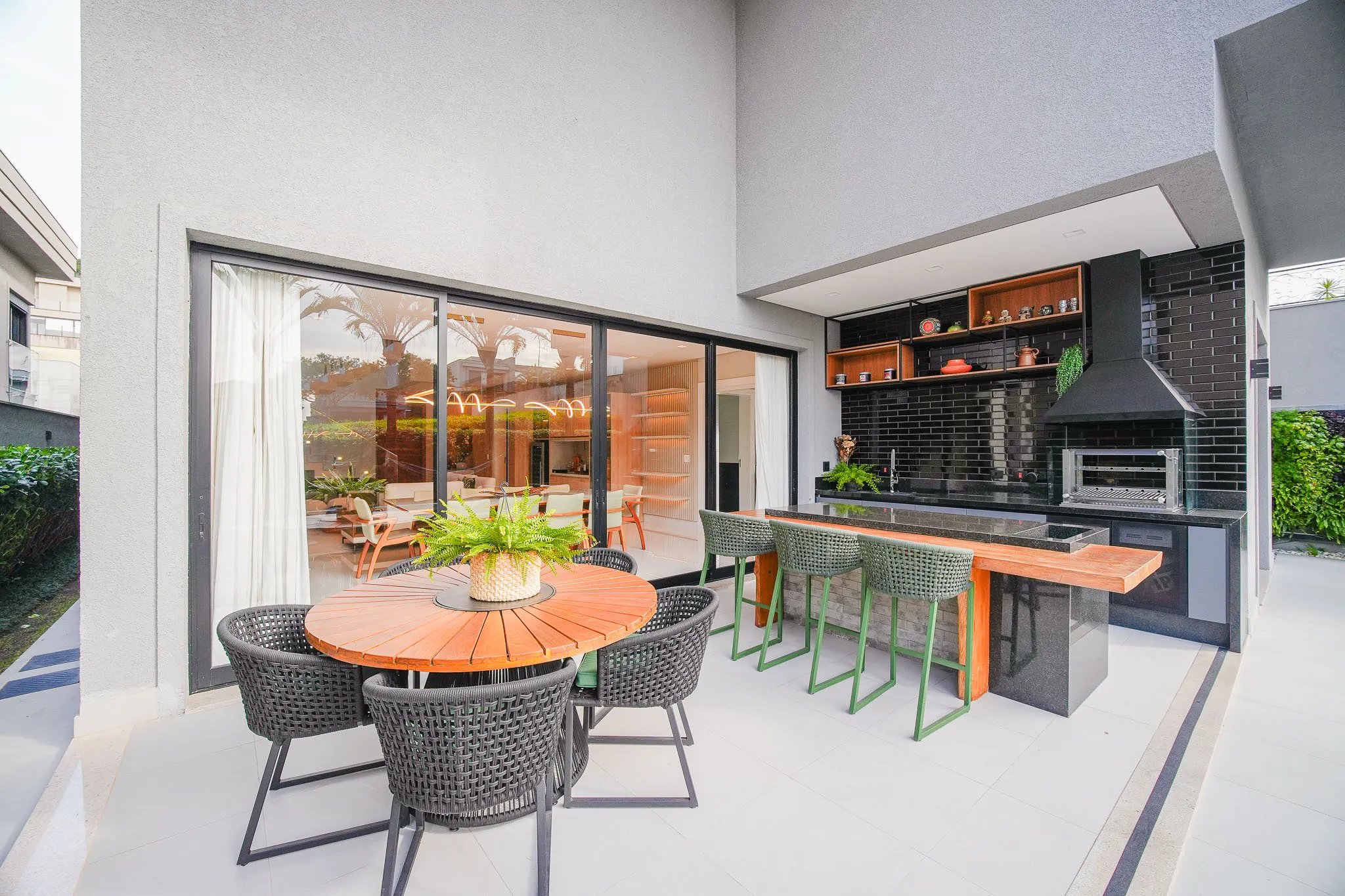 Gênesis II – 372,78 m², 4 suítes, adega climatizada e piscina aquecida