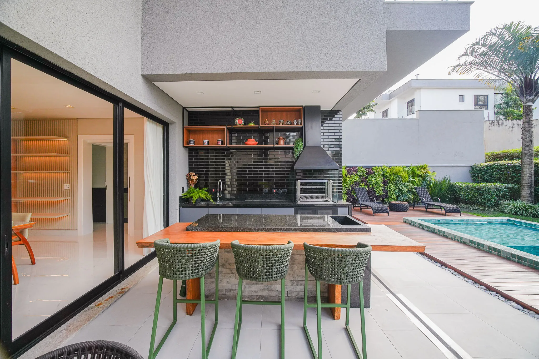 Gênesis II – 372,78 m², 4 suítes, adega climatizada e piscina aquecida