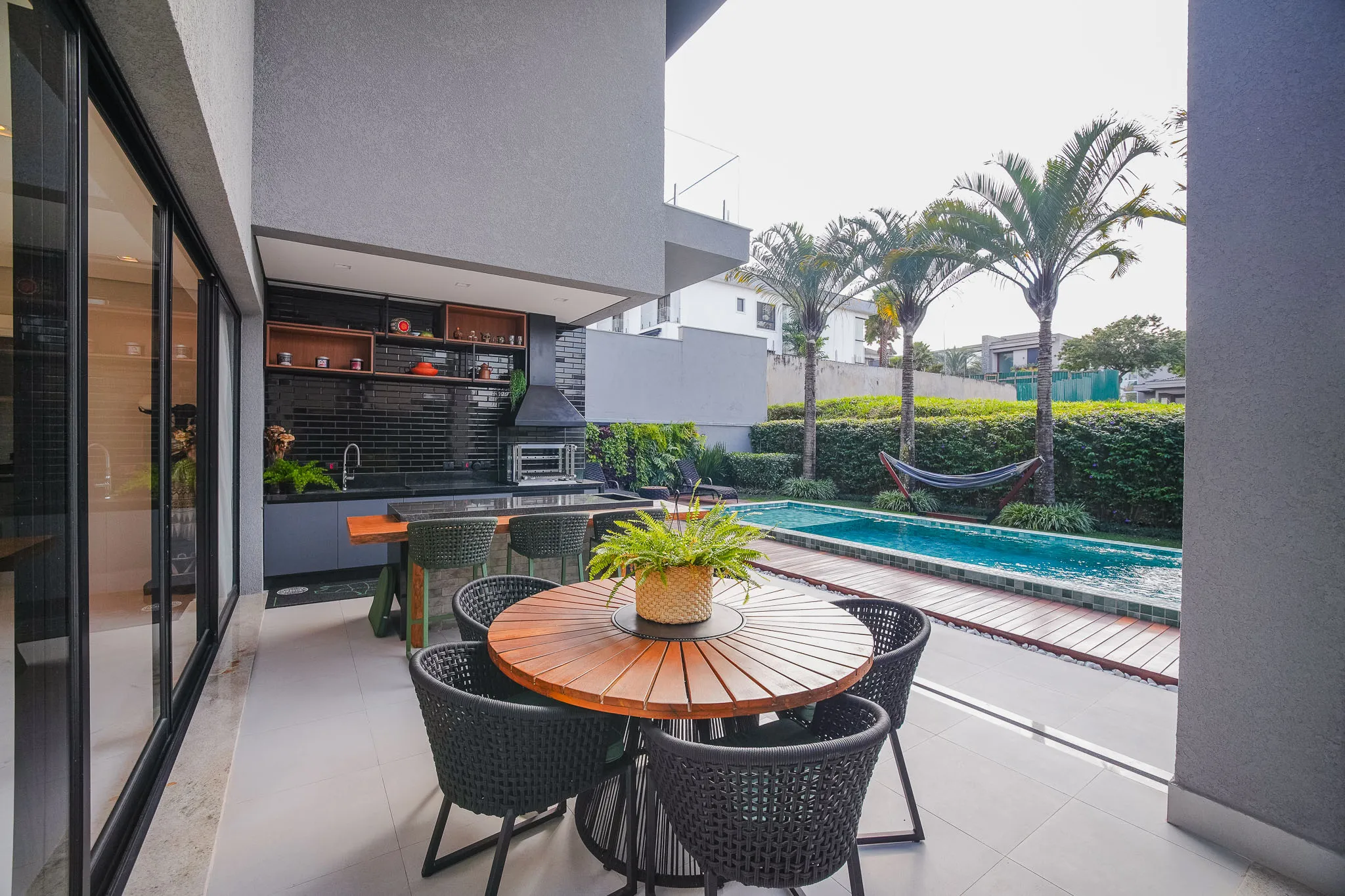 Gênesis II – 372,78 m², 4 suítes, adega climatizada e piscina aquecida
