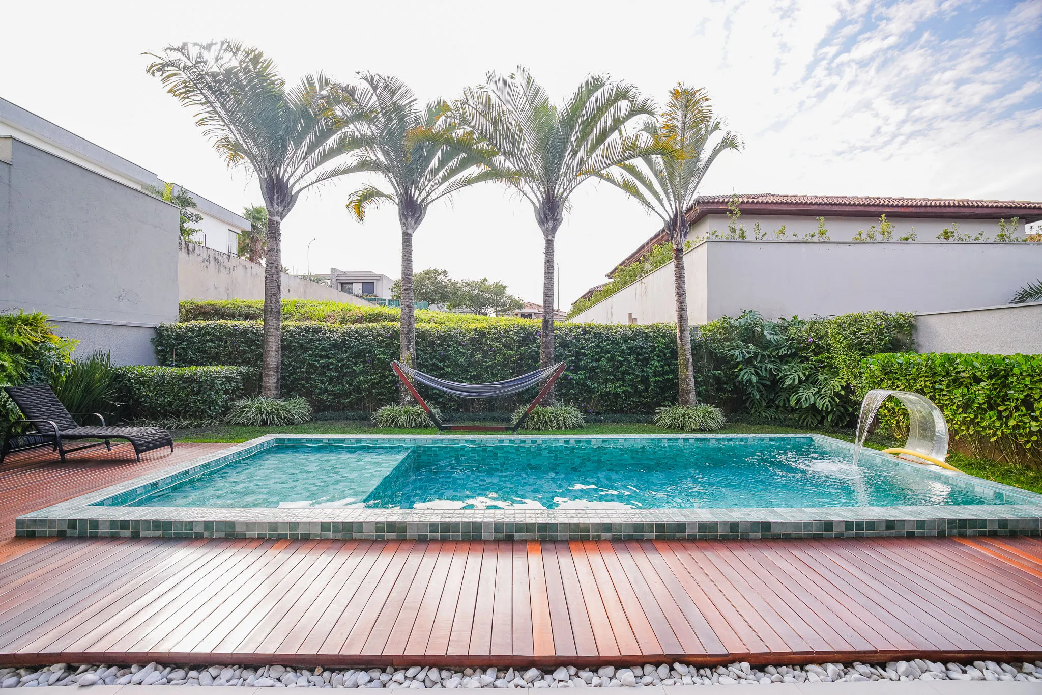 Gênesis II – 372,78 m², 4 suítes, adega climatizada e piscina aquecida