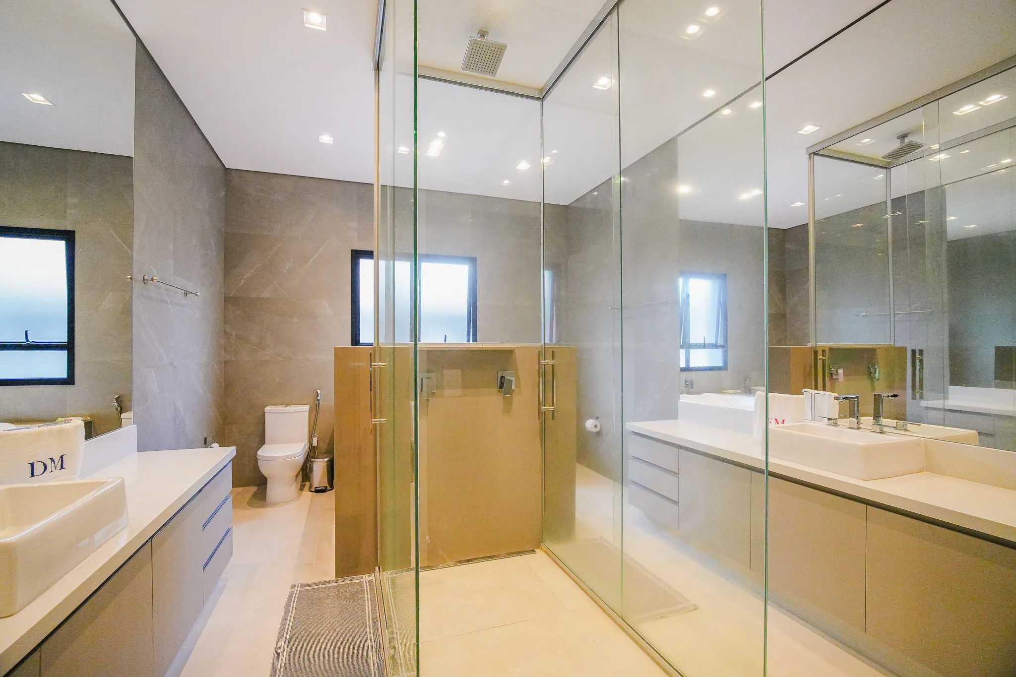 Gênesis II – 372,78 m², 4 suítes, adega climatizada e piscina aquecida