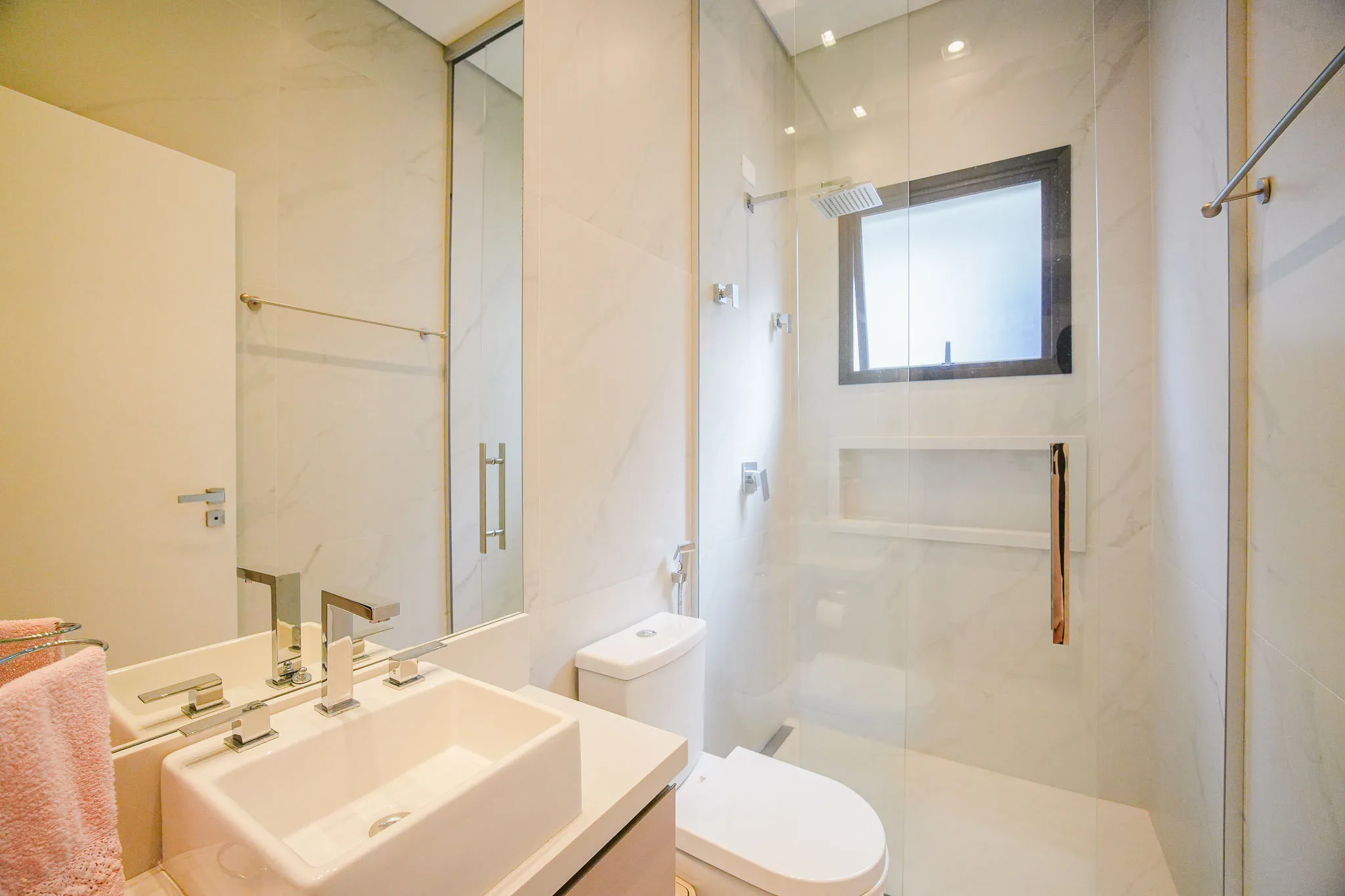Gênesis II – 372,78 m², 4 suítes, adega climatizada e piscina aquecida