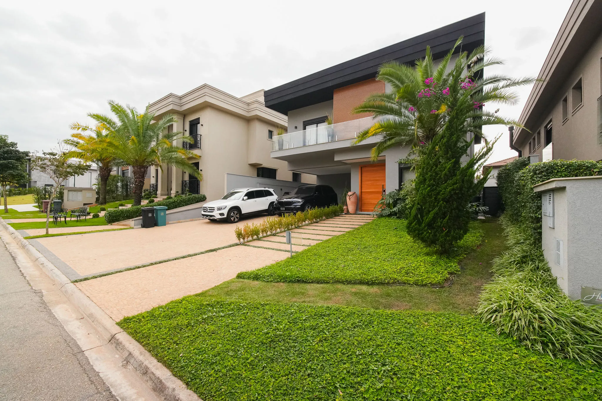 Gênesis II – 372,78 m², 4 suítes, adega climatizada e piscina aquecida