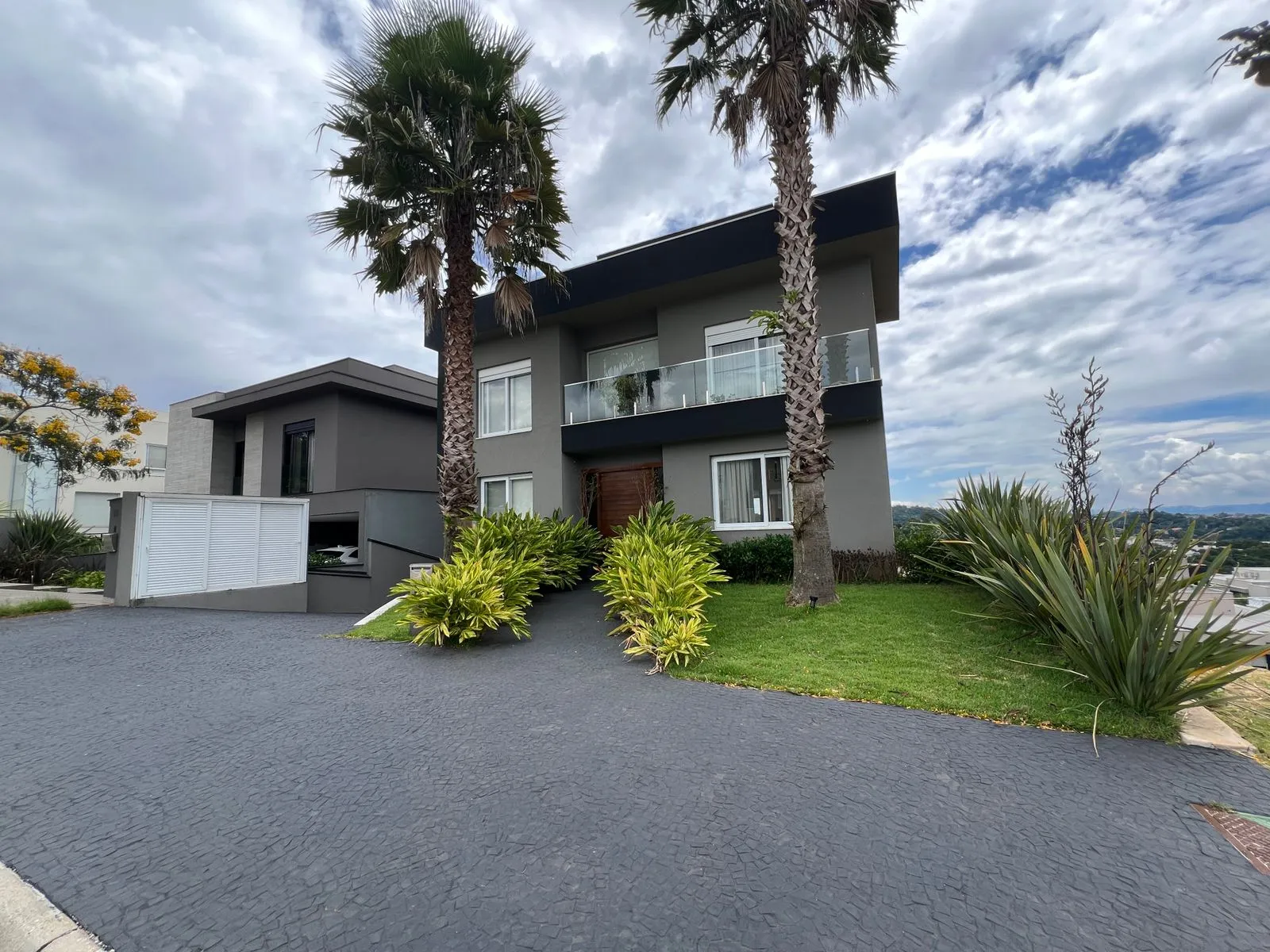 Casa Mobiliada à Venda no Gênesis II | Vista Permanente, 3 Suítes e Piscina Aquecida