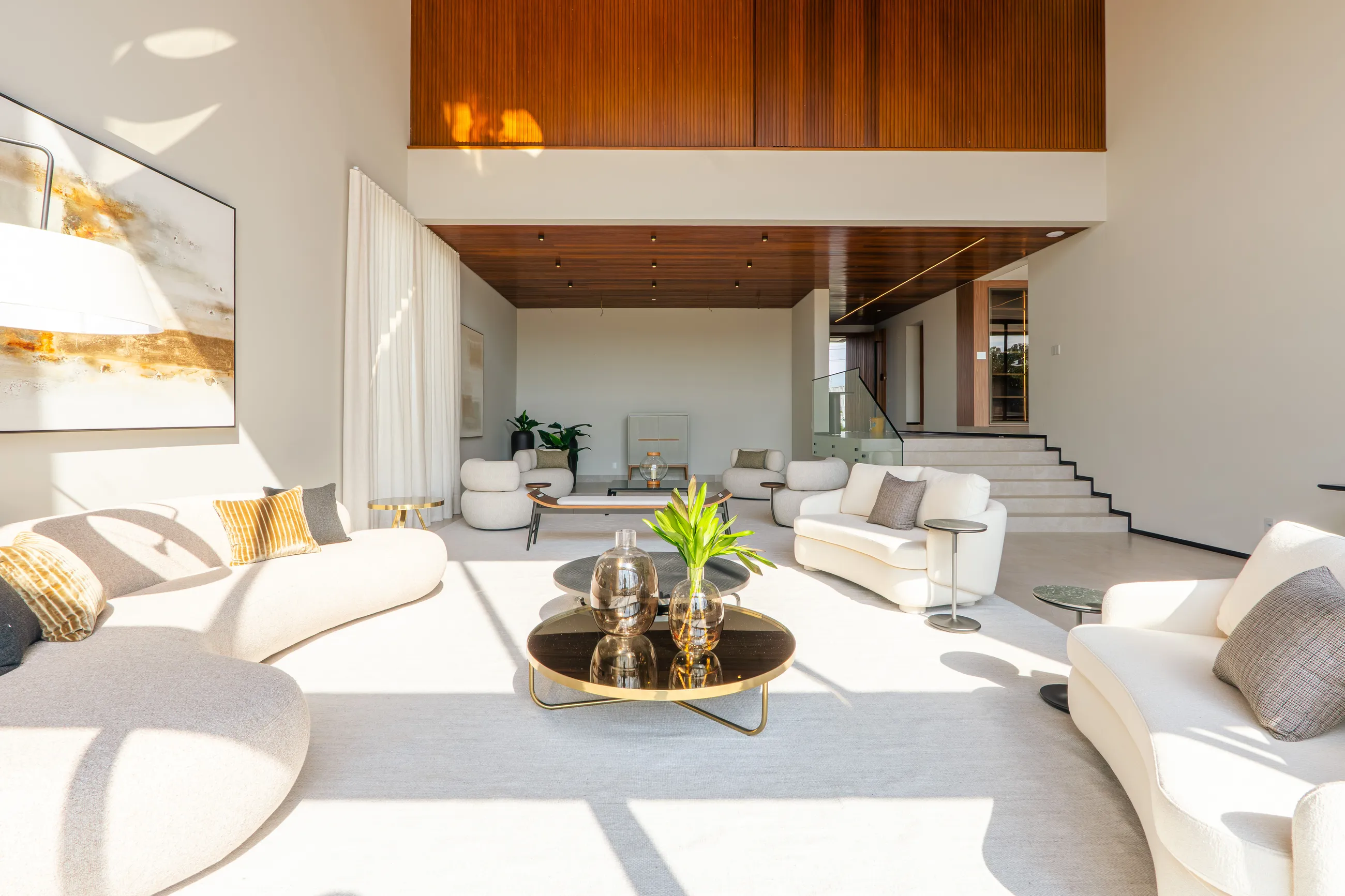 Residência Contemporânea Mobiliada com Elevador e 5 Suítes em Terreno de 1.500 m²