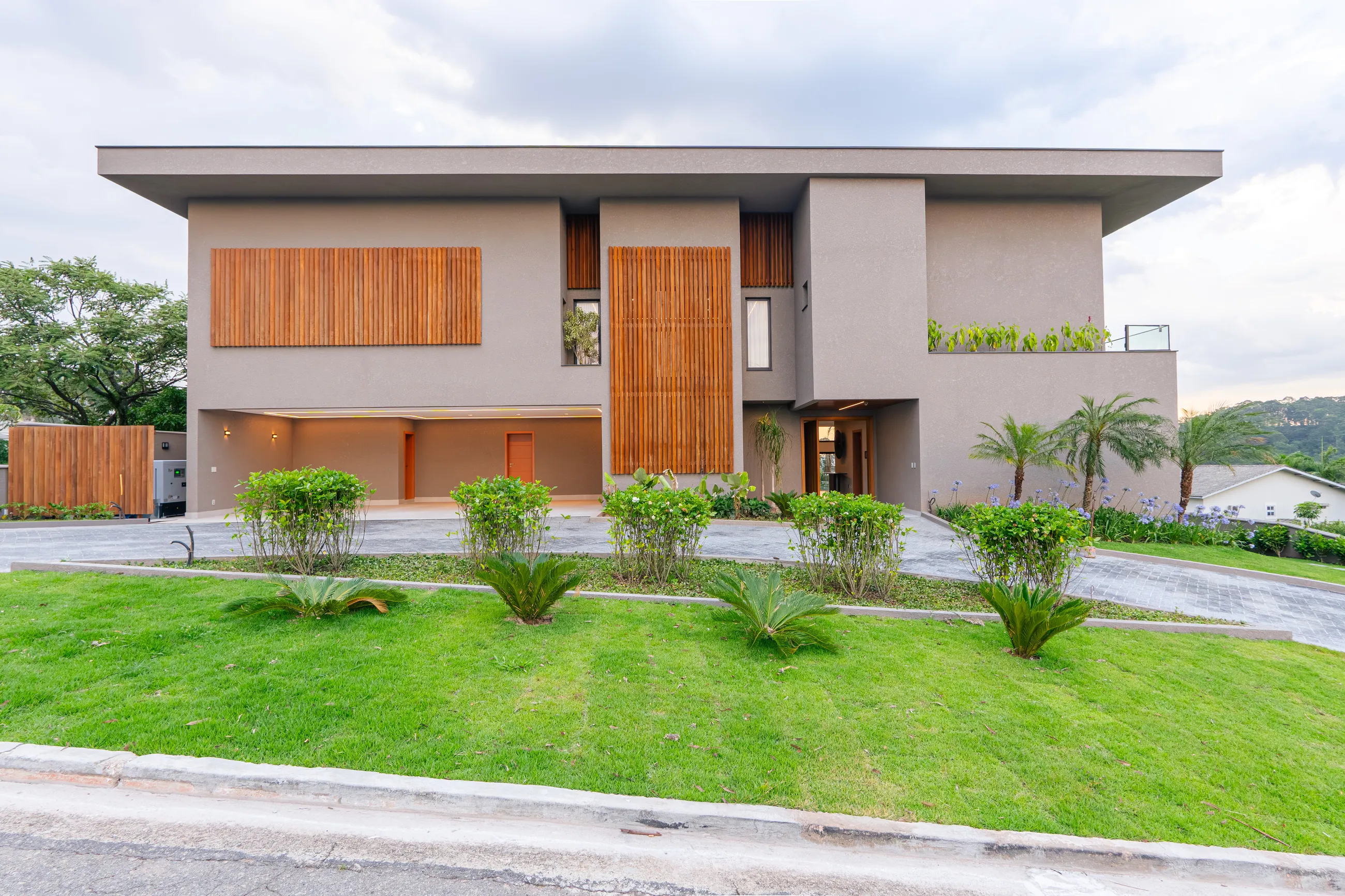 Residência Contemporânea Mobiliada com Elevador e 5 Suítes em Terreno de 1.500 m²