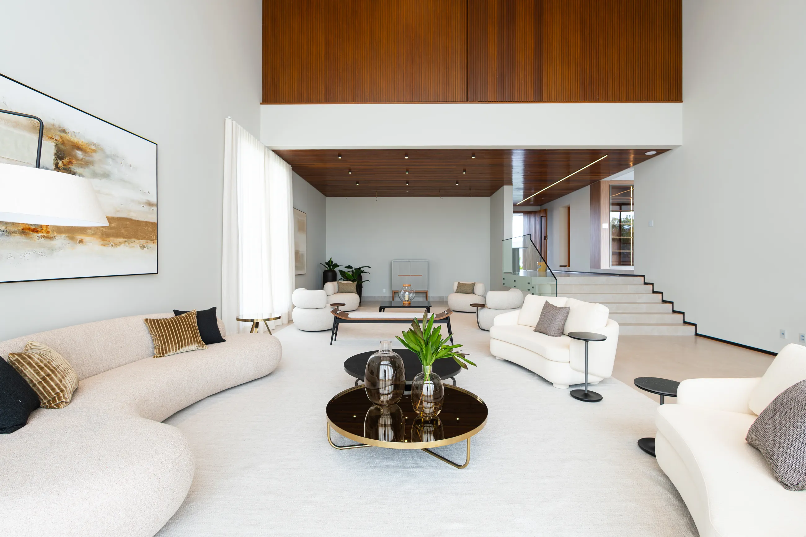Residência Contemporânea Mobiliada com Elevador e 5 Suítes em Terreno de 1.500 m²