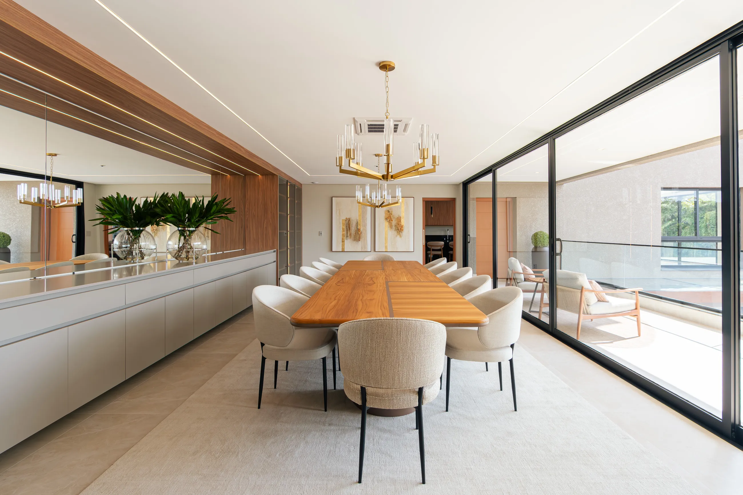 Residência Contemporânea Mobiliada com Elevador e 5 Suítes em Terreno de 1.500 m²