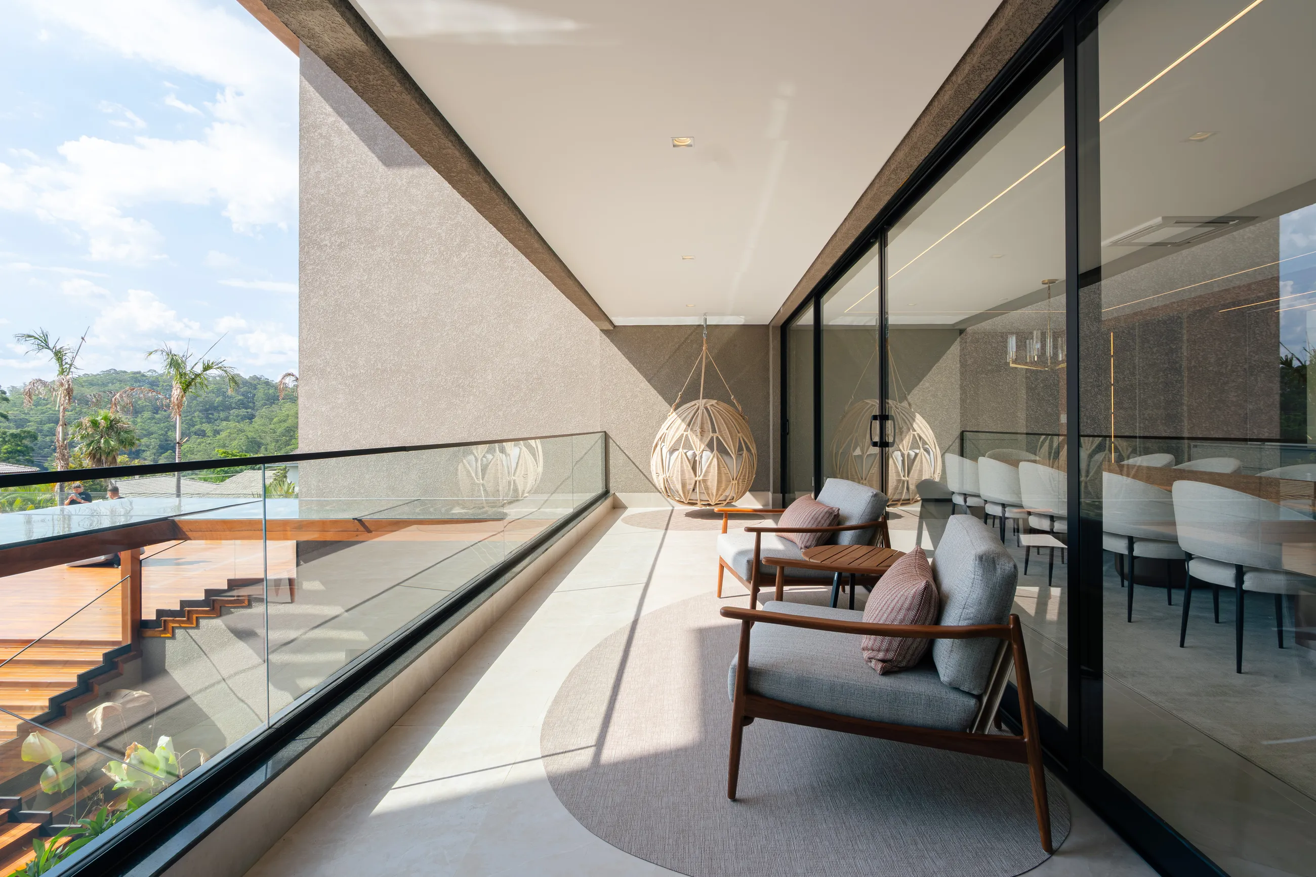 Residência Contemporânea Mobiliada com Elevador e 5 Suítes em Terreno de 1.500 m²