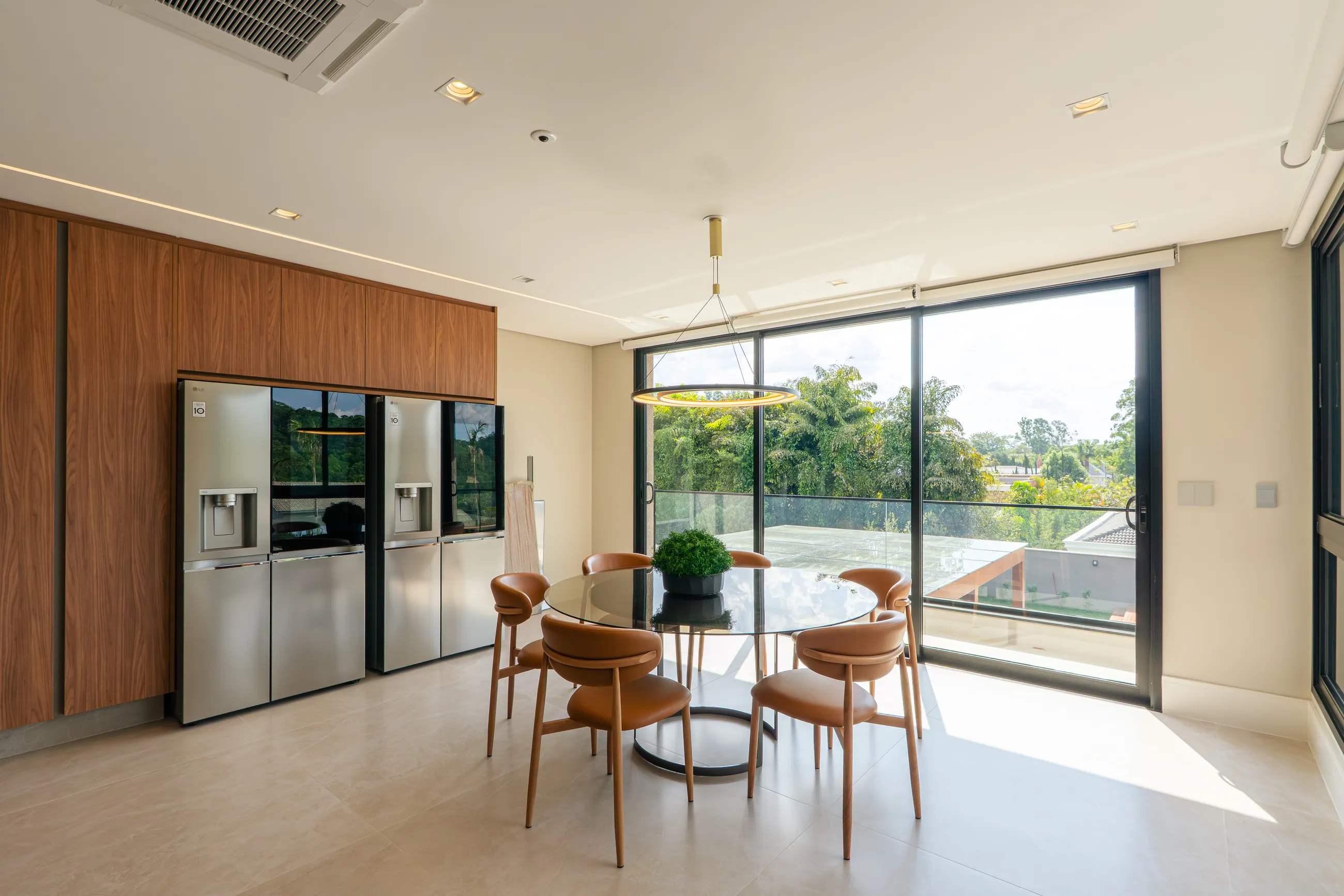 Residência Contemporânea Mobiliada com Elevador e 5 Suítes em Terreno de 1.500 m²