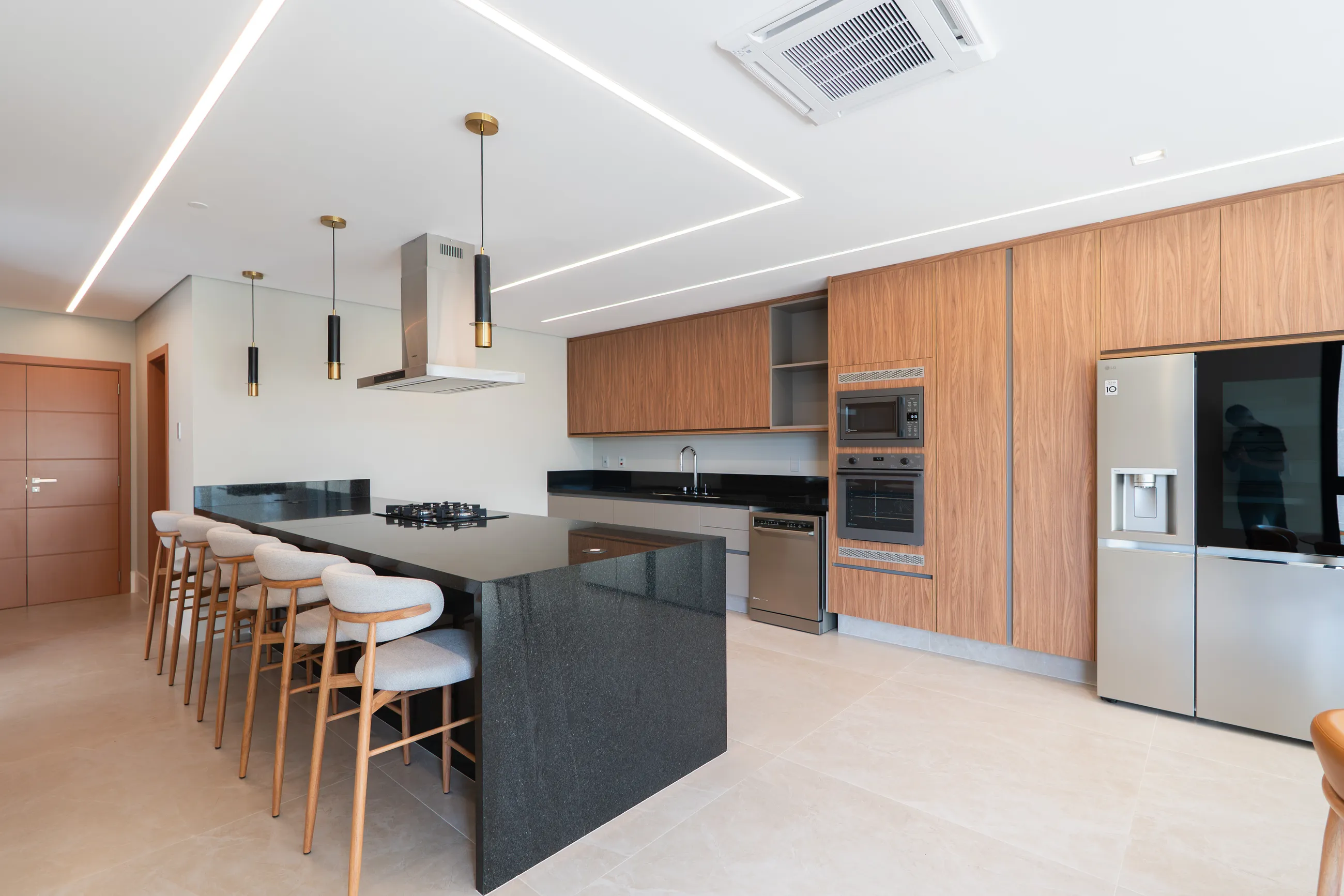 Residência Contemporânea Mobiliada com Elevador e 5 Suítes em Terreno de 1.500 m²