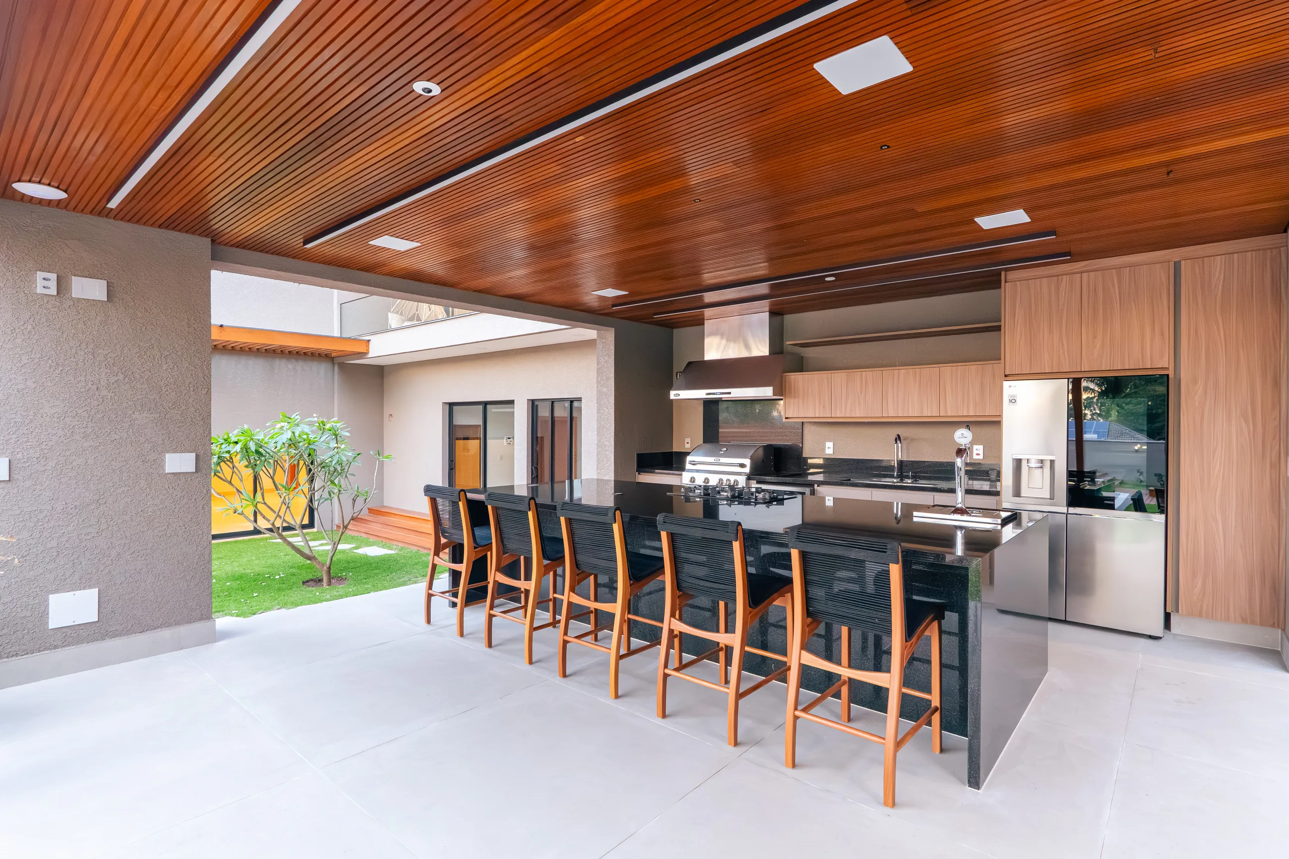 Residência Contemporânea Mobiliada com Elevador e 5 Suítes em Terreno de 1.500 m²