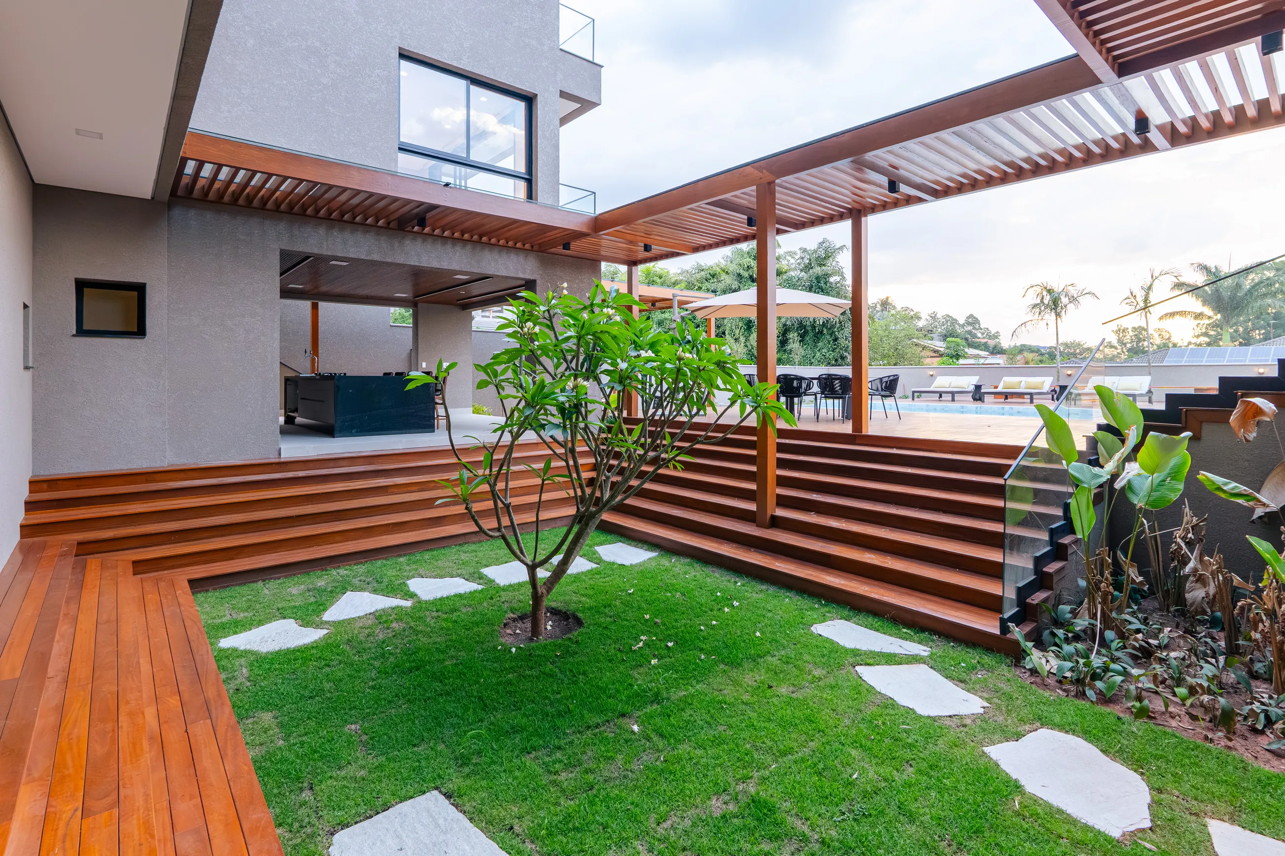 Residência Contemporânea Mobiliada com Elevador e 5 Suítes em Terreno de 1.500 m²
