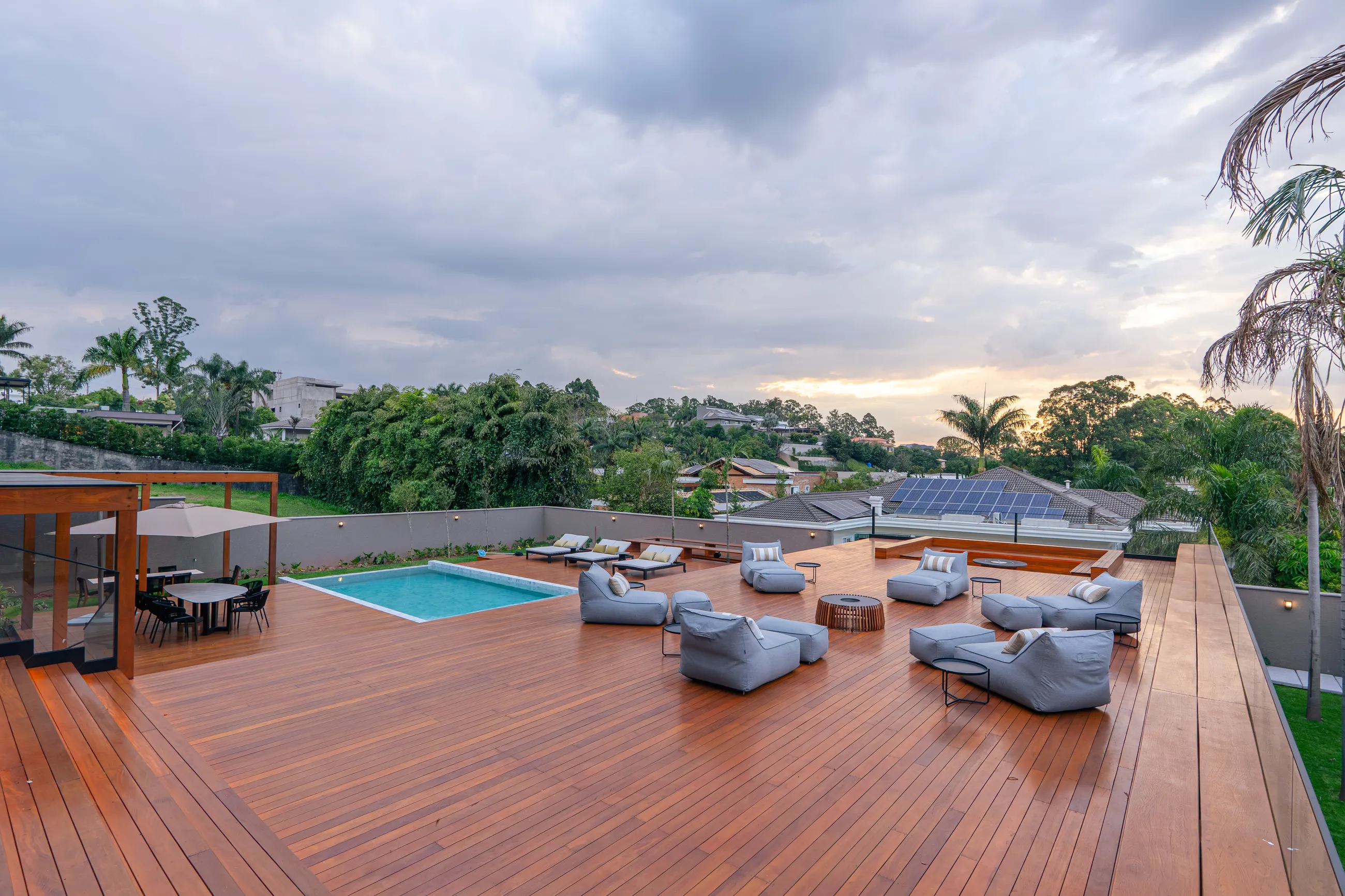 Residência Contemporânea Mobiliada com Elevador e 5 Suítes em Terreno de 1.500 m²