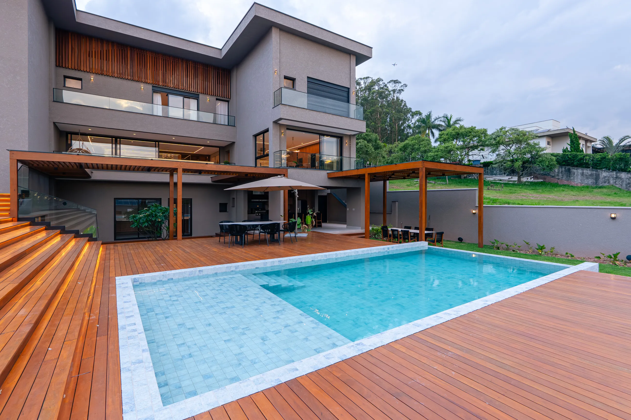 Residência Contemporânea Mobiliada com Elevador e 5 Suítes em Terreno de 1.500 m²