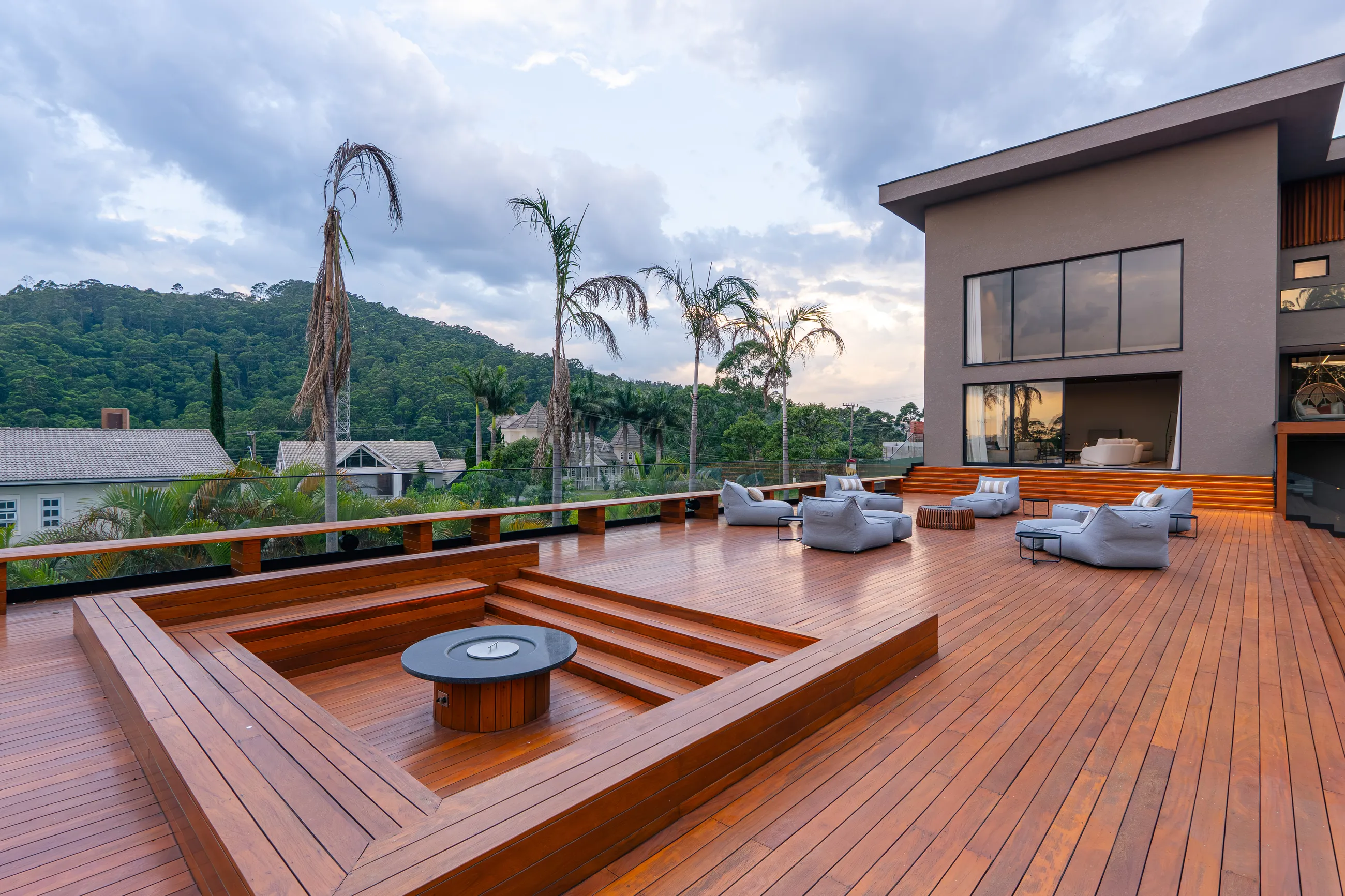 Residência Contemporânea Mobiliada com Elevador e 5 Suítes em Terreno de 1.500 m²
