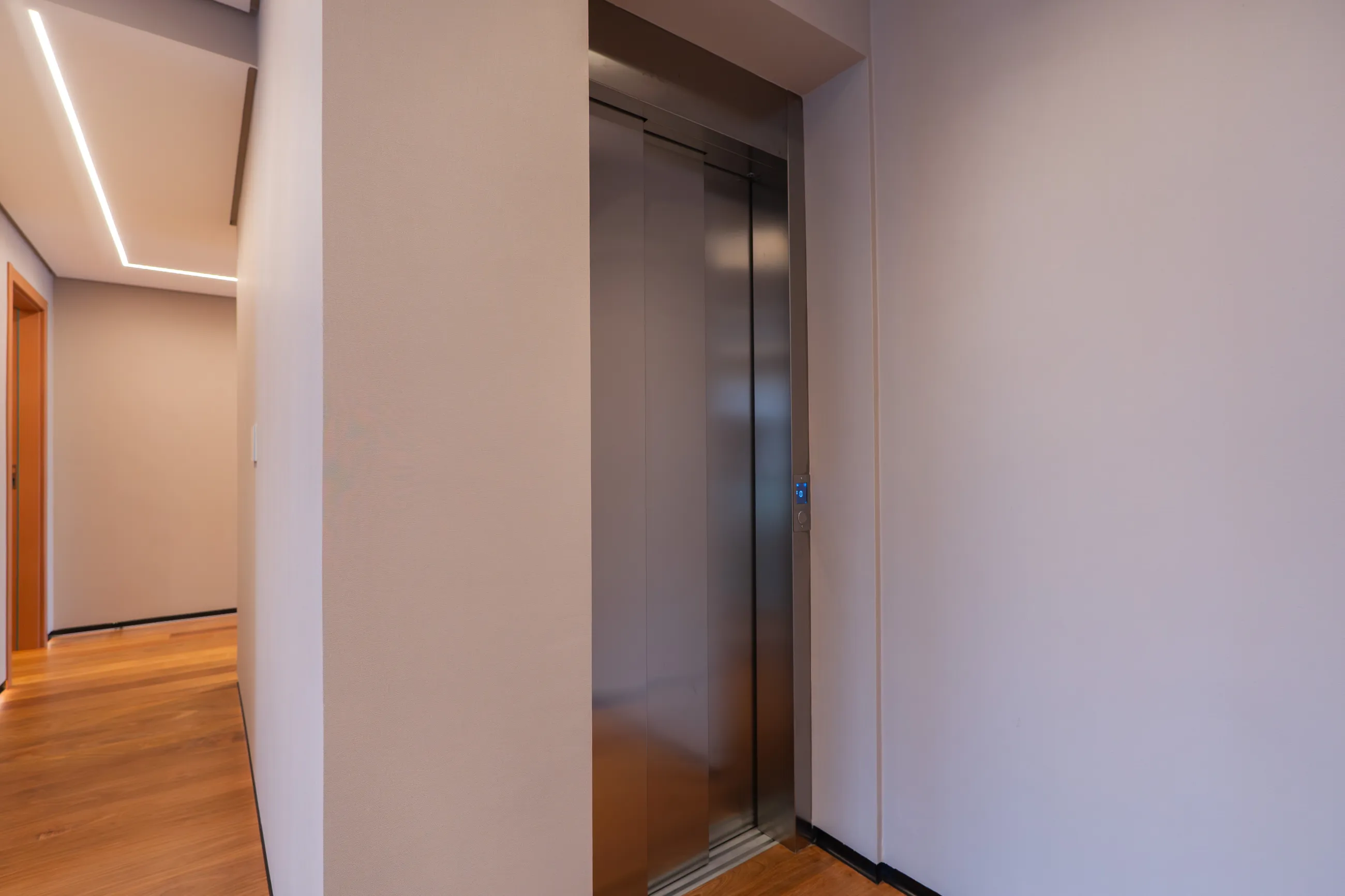 Residência Contemporânea Mobiliada com Elevador e 5 Suítes em Terreno de 1.500 m²