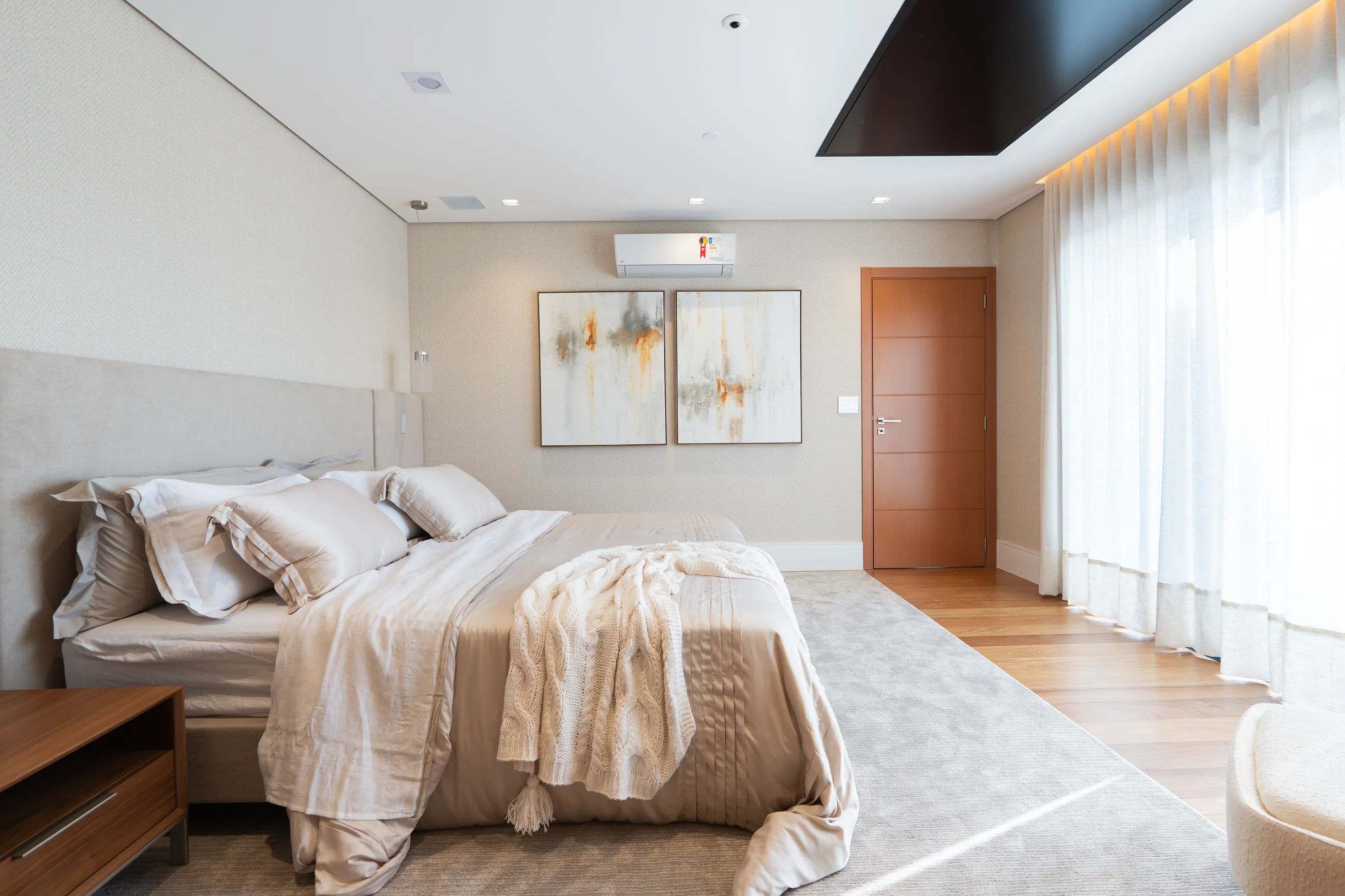 Residência Contemporânea Mobiliada com Elevador e 5 Suítes em Terreno de 1.500 m²