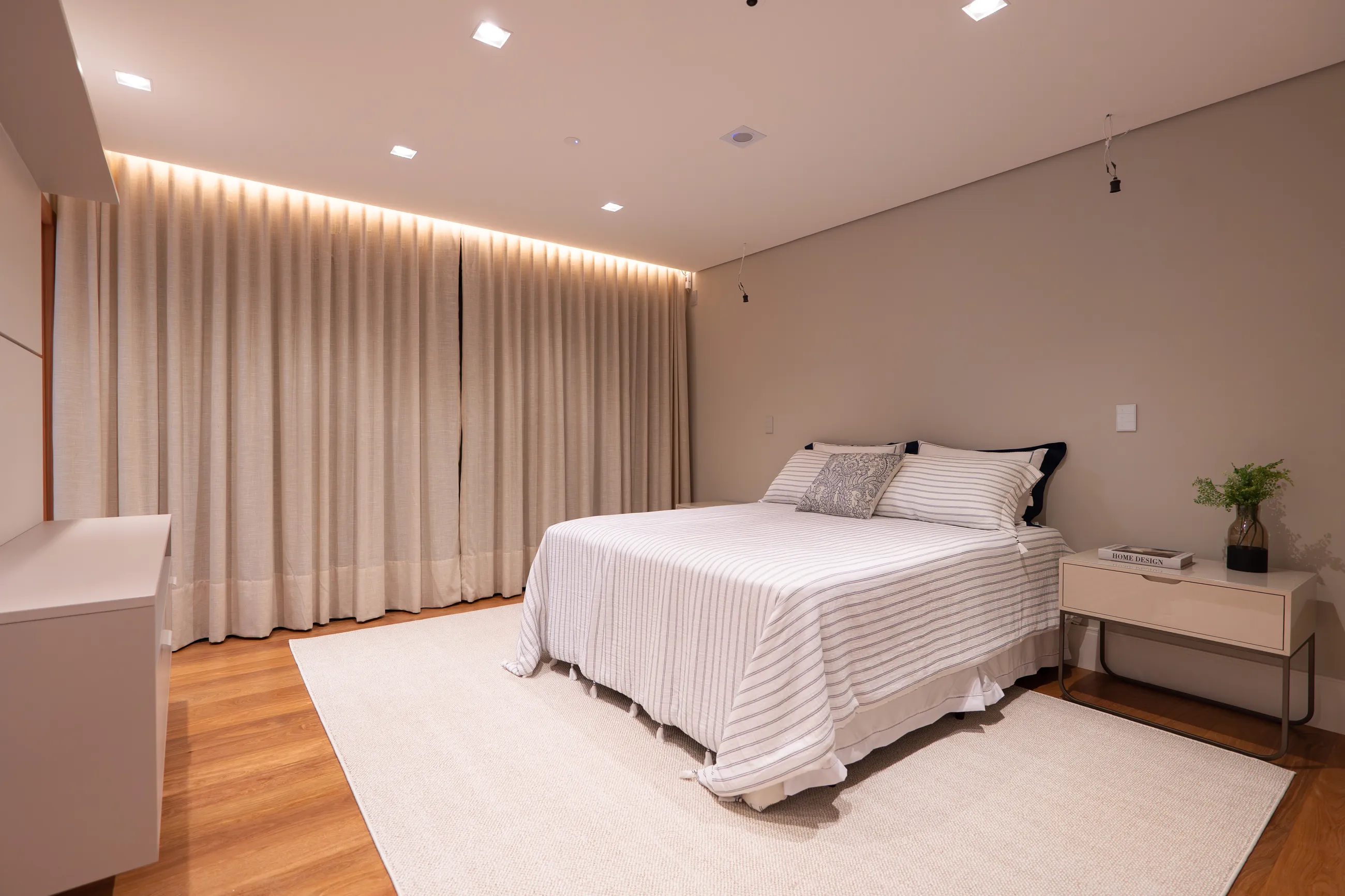 Residência Contemporânea Mobiliada com Elevador e 5 Suítes em Terreno de 1.500 m²