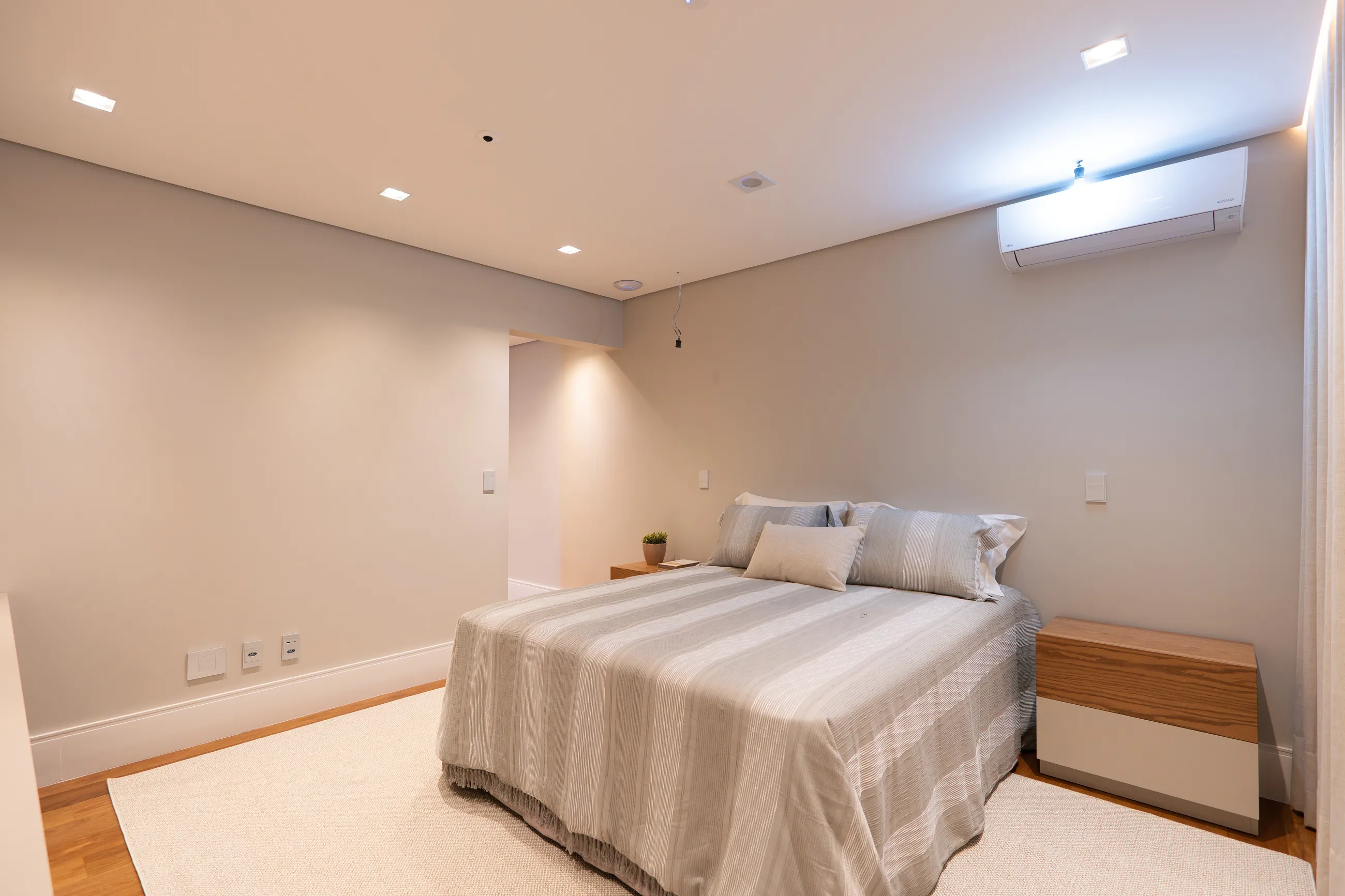 Residência Contemporânea Mobiliada com Elevador e 5 Suítes em Terreno de 1.500 m²
