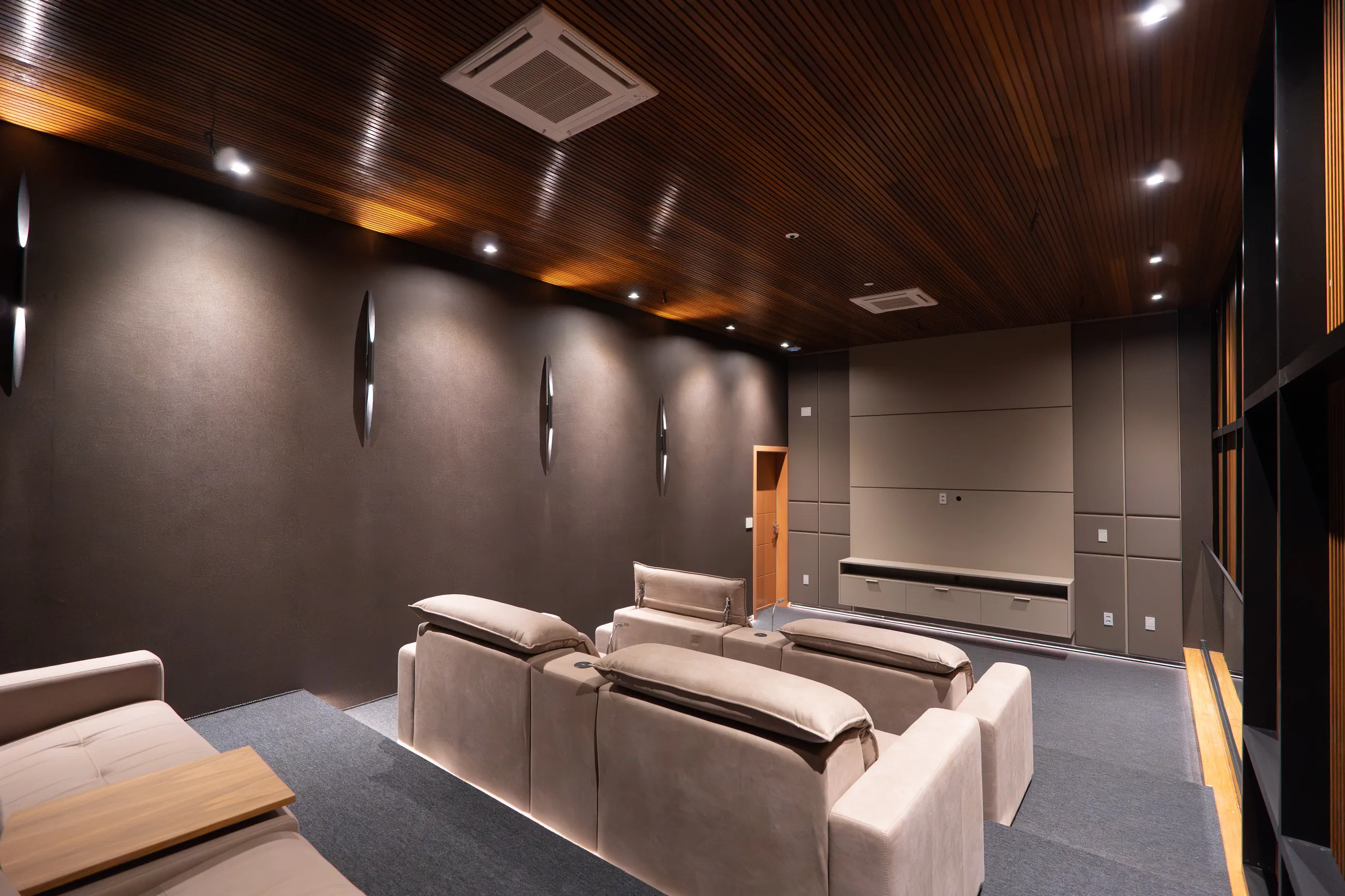 Residência Contemporânea Mobiliada com Elevador e 5 Suítes em Terreno de 1.500 m²