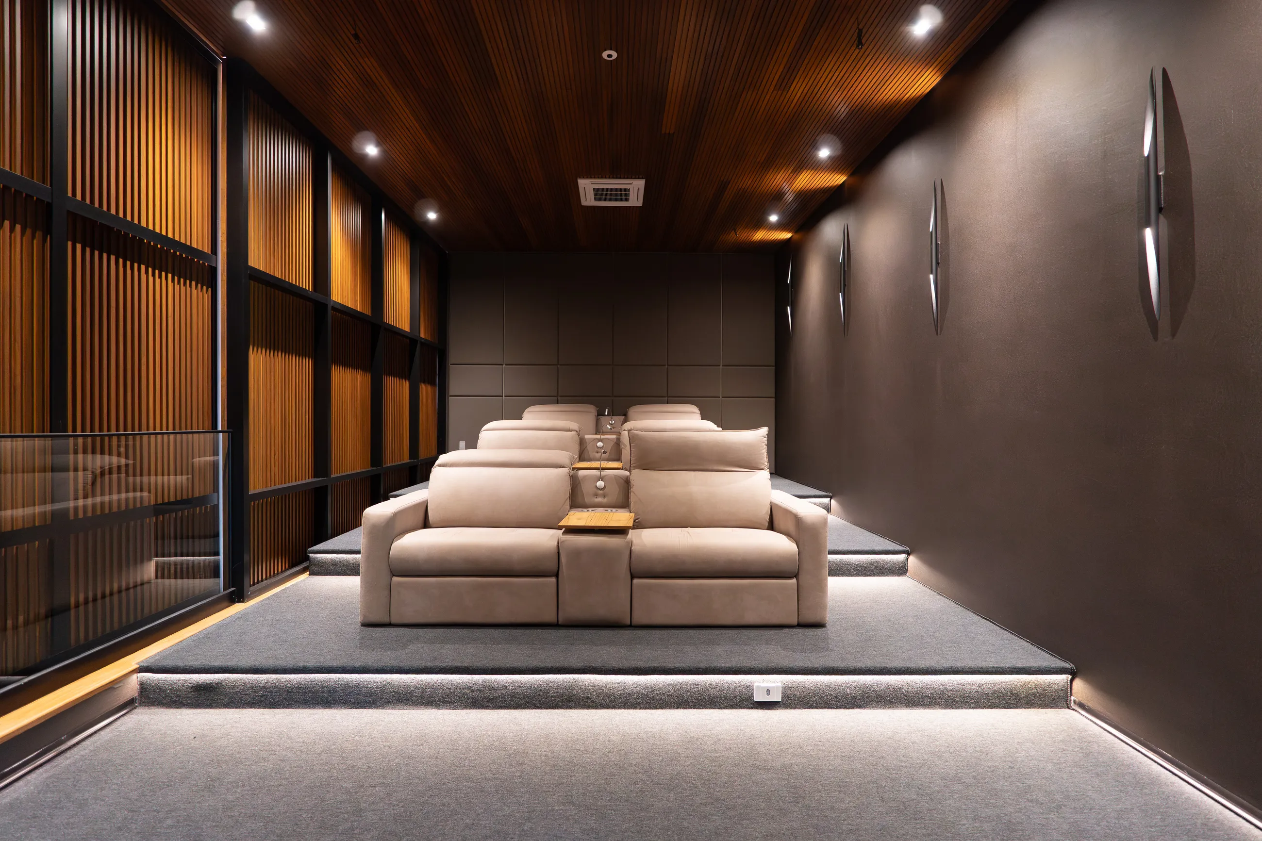 Residência Contemporânea Mobiliada com Elevador e 5 Suítes em Terreno de 1.500 m²