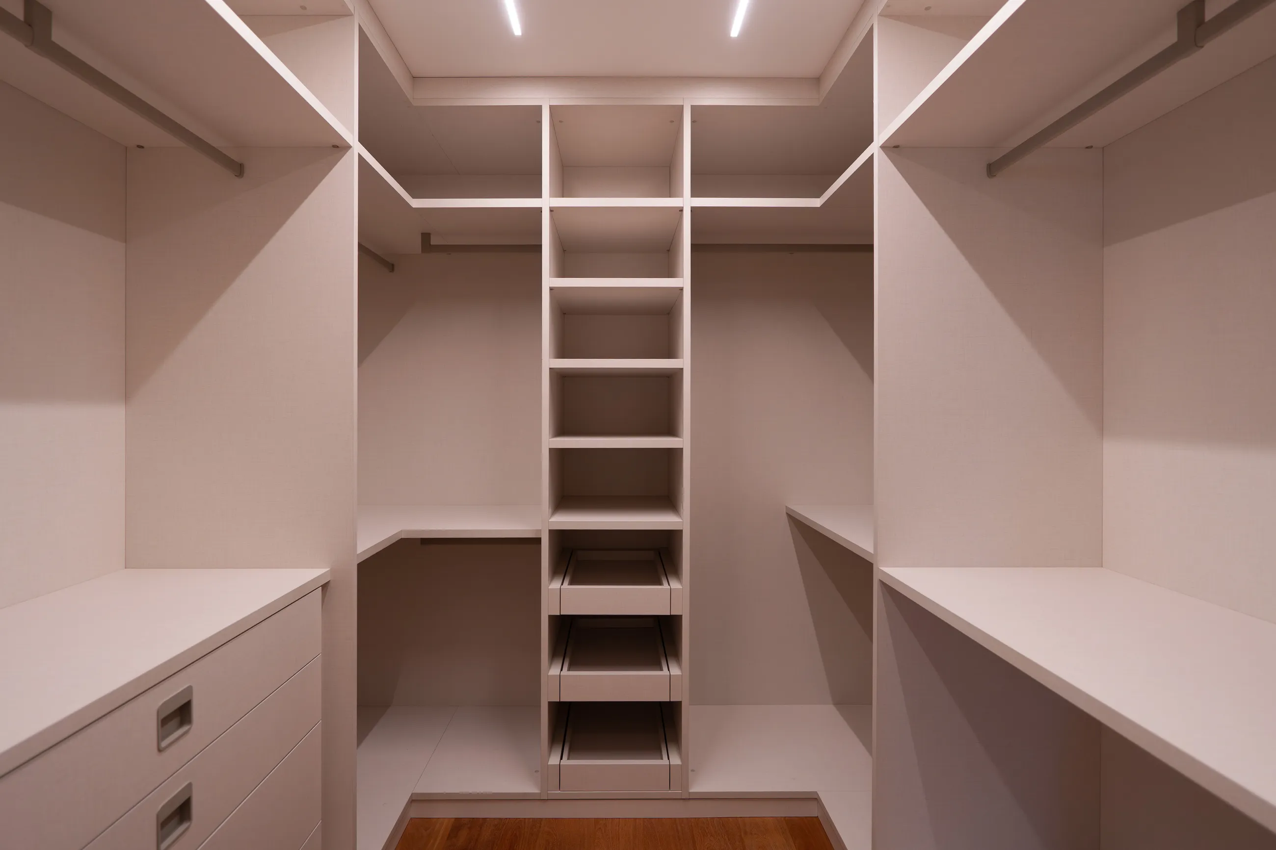 Residência Contemporânea Mobiliada com Elevador e 5 Suítes em Terreno de 1.500 m²