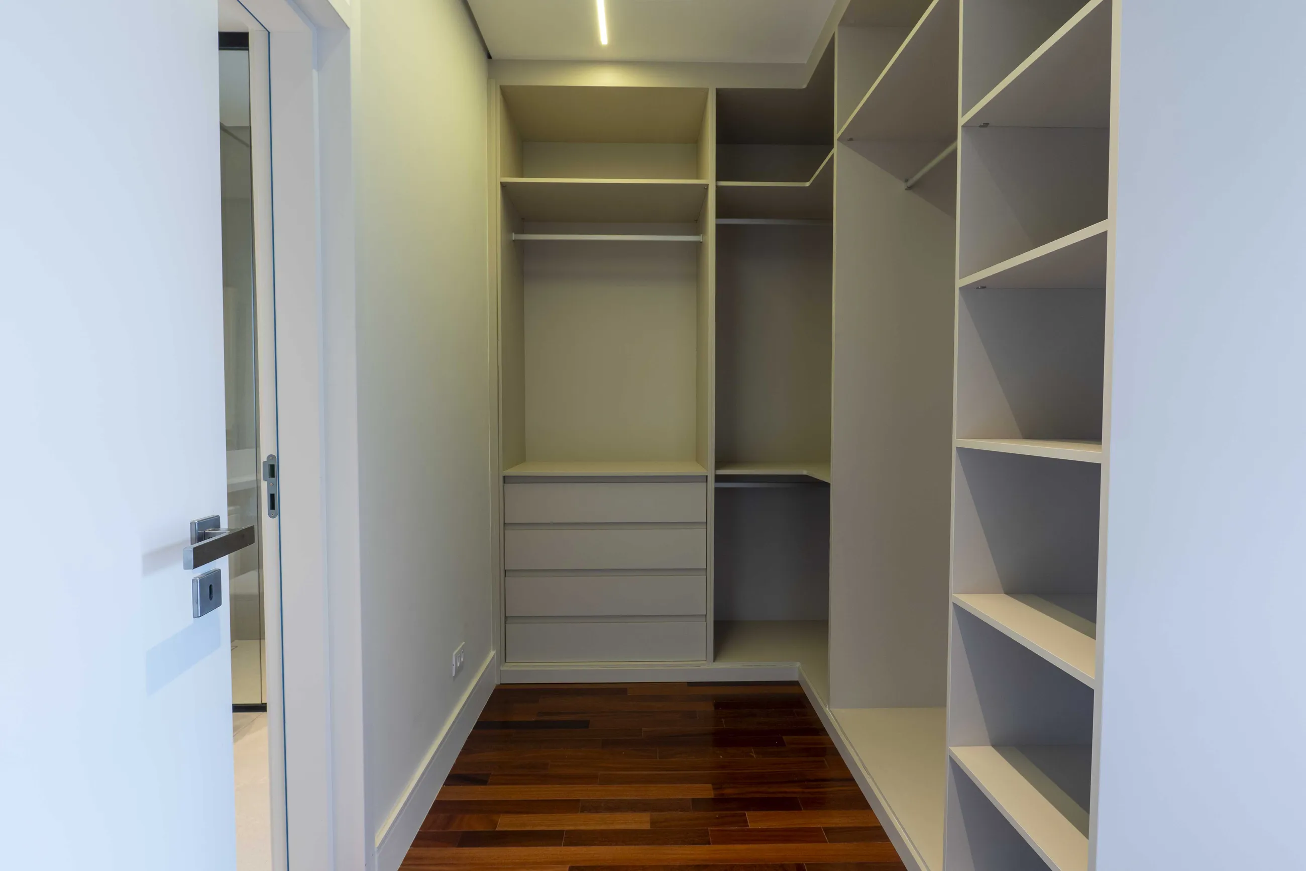 Casa Contemporânea com Vista Permanente para a Mata e Automação Completa em Alphaville
