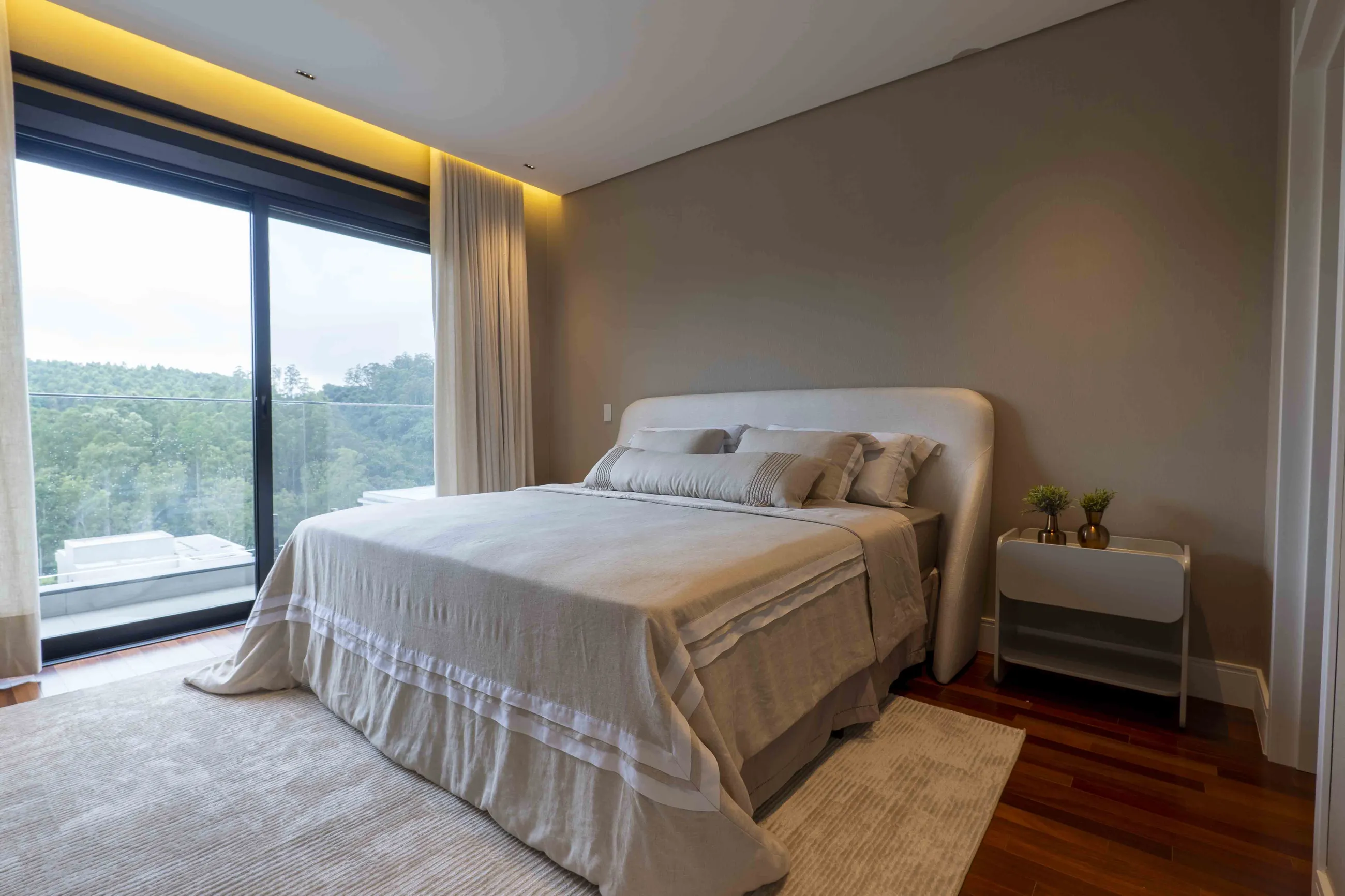 Casa Contemporânea com Vista Permanente para a Mata e Automação Completa em Alphaville