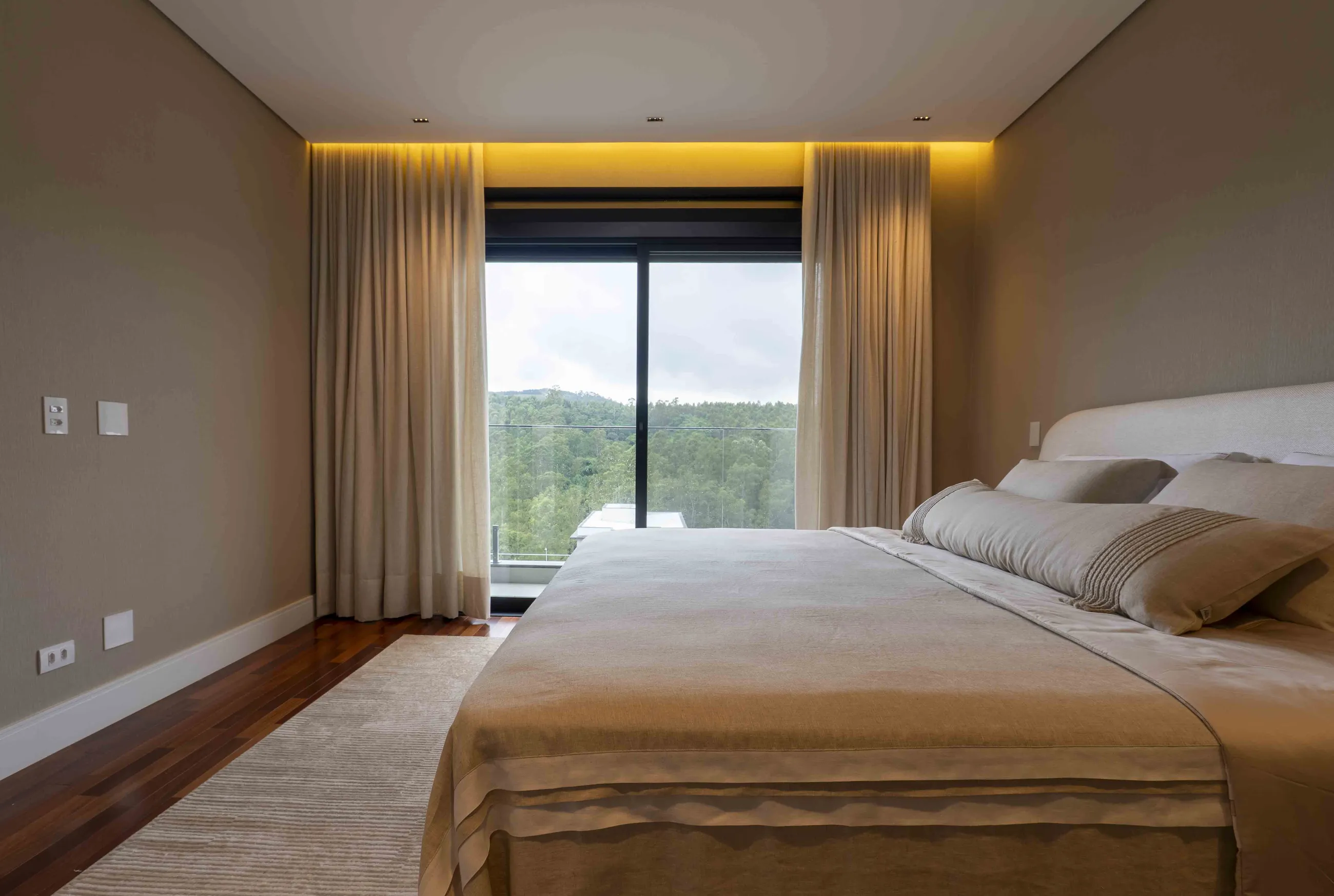 Casa Contemporânea com Vista Permanente para a Mata e Automação Completa em Alphaville