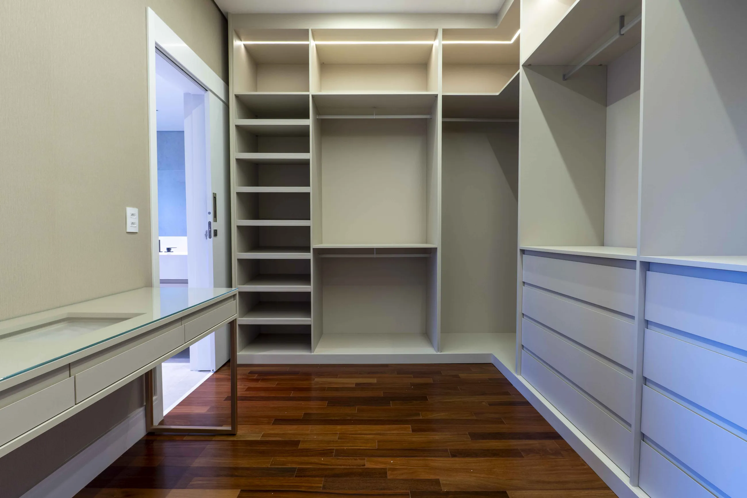 Casa Contemporânea com Vista Permanente para a Mata e Automação Completa em Alphaville