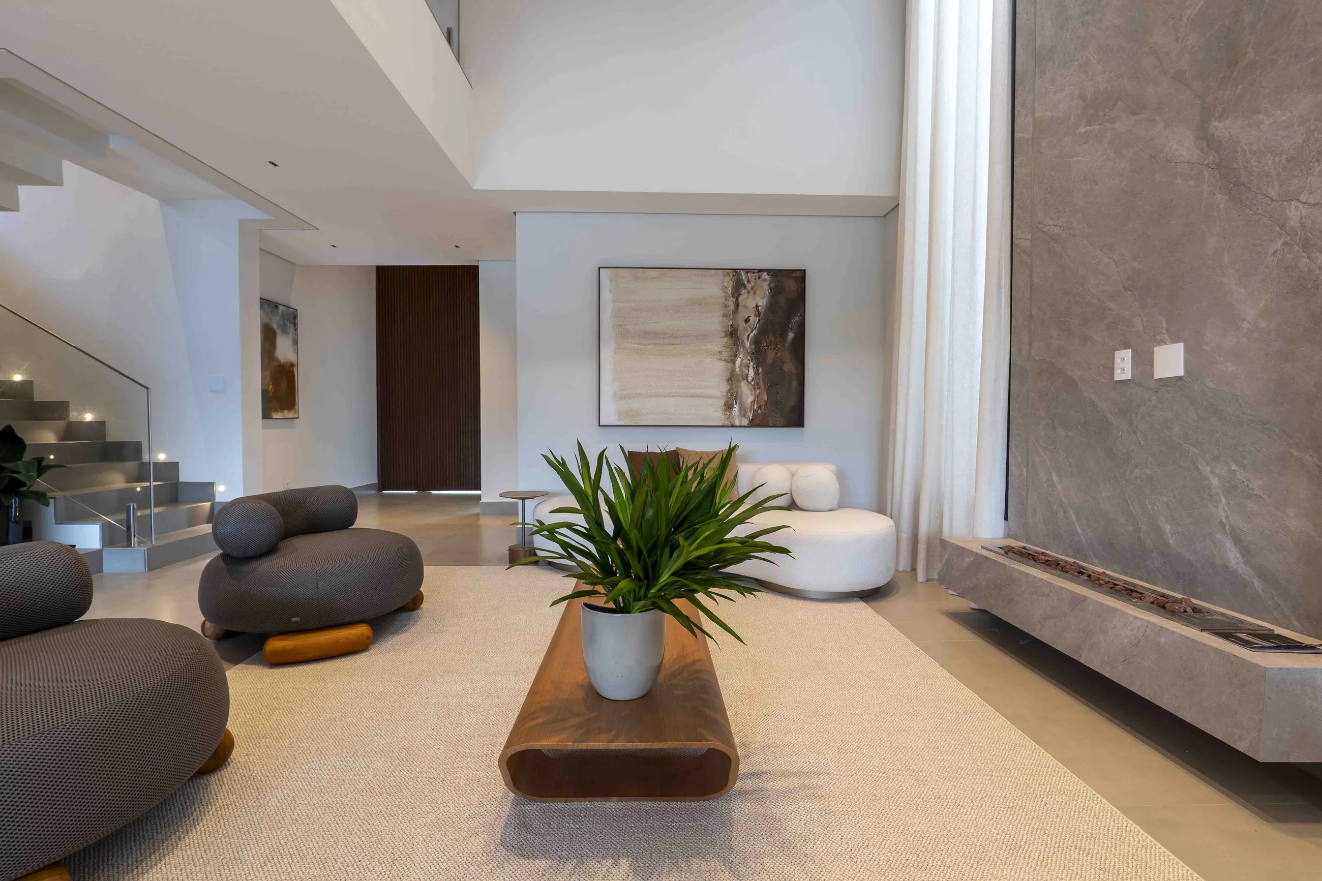 Casa Contemporânea com Vista Permanente para a Mata e Automação Completa em Alphaville