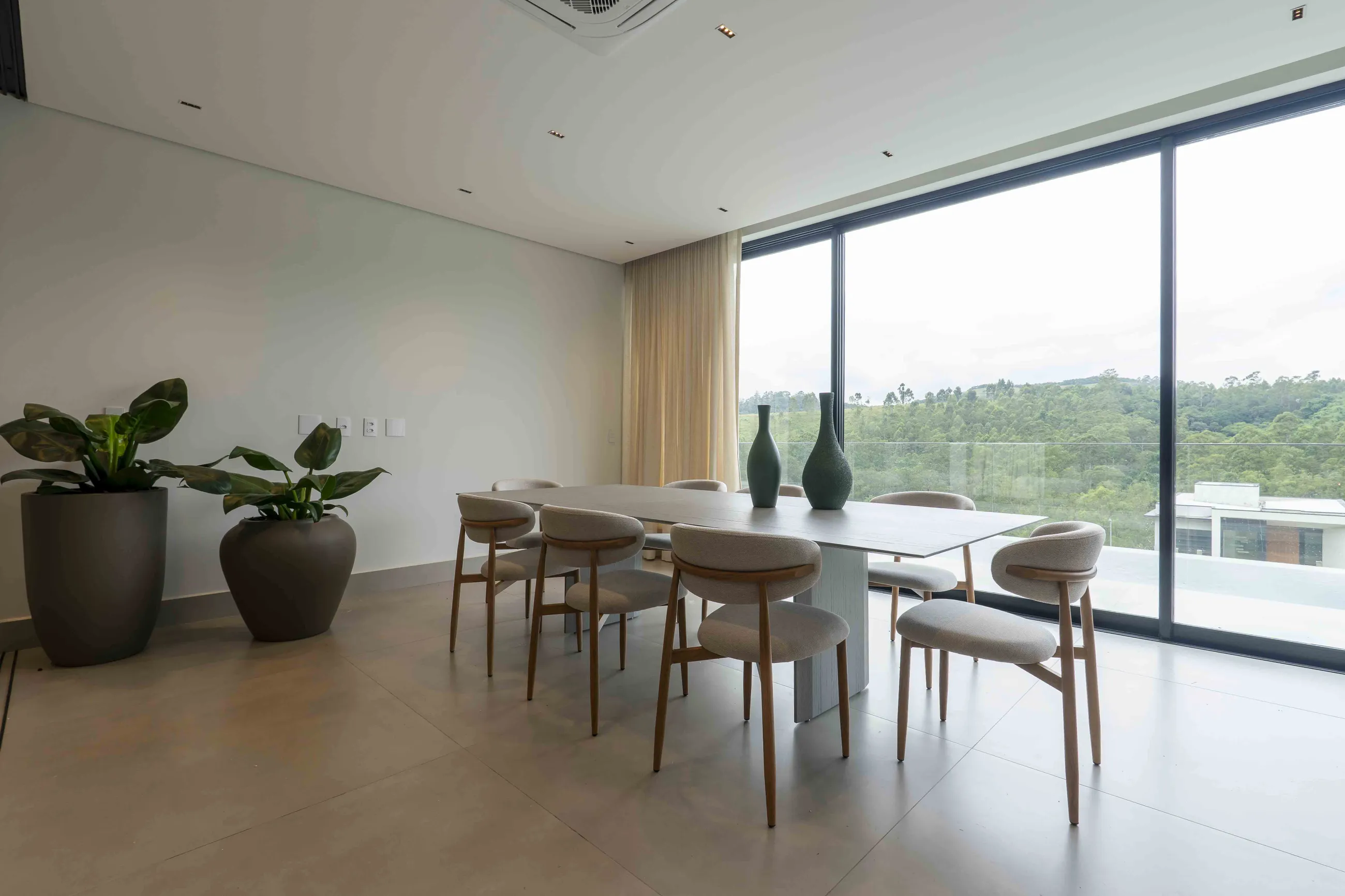 Casa Contemporânea com Vista Permanente para a Mata e Automação Completa em Alphaville