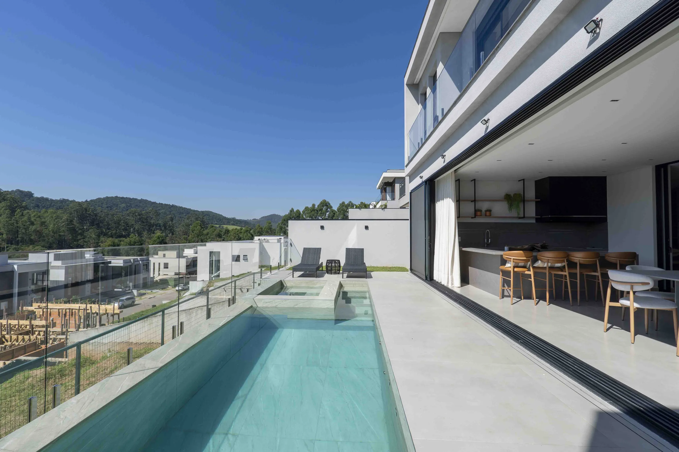 Casa Contemporânea com Vista Permanente para a Mata e Automação Completa em Alphaville
