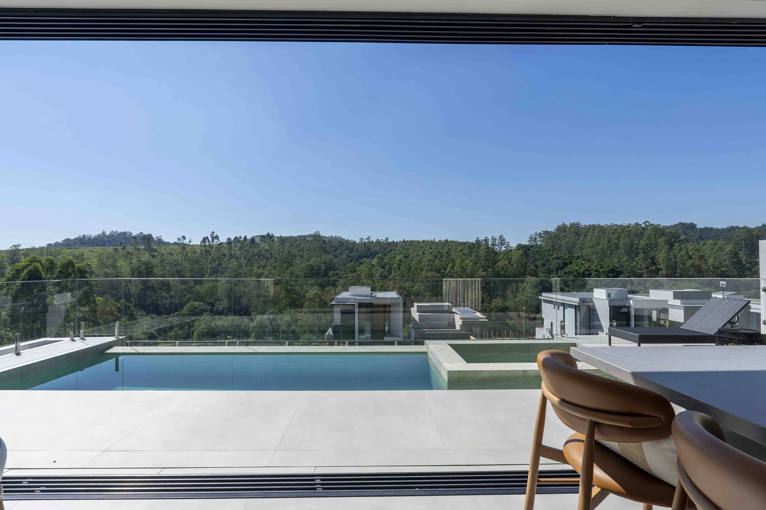 Casa Contemporânea com Vista Permanente para a Mata e Automação Completa em Alphaville