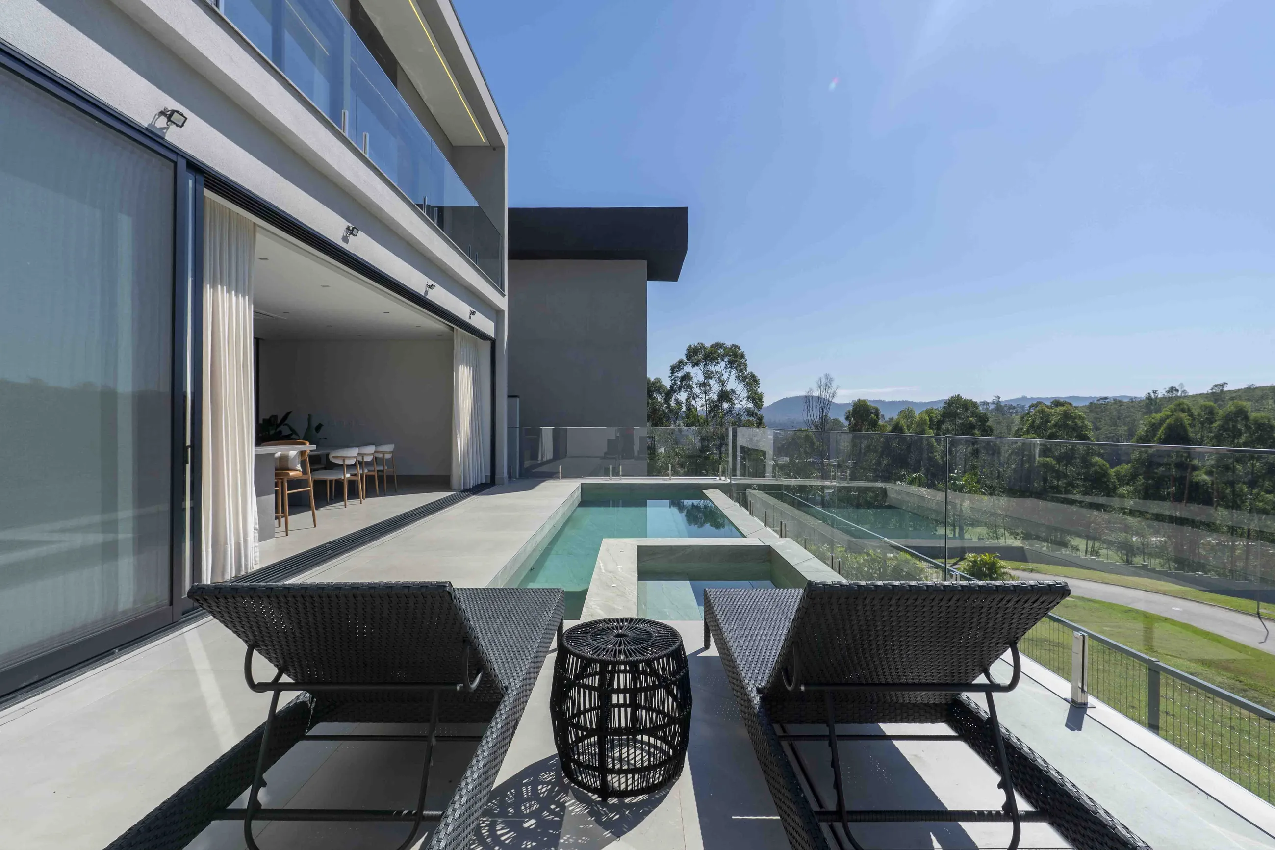 Casa Contemporânea com Vista Permanente para a Mata e Automação Completa em Alphaville