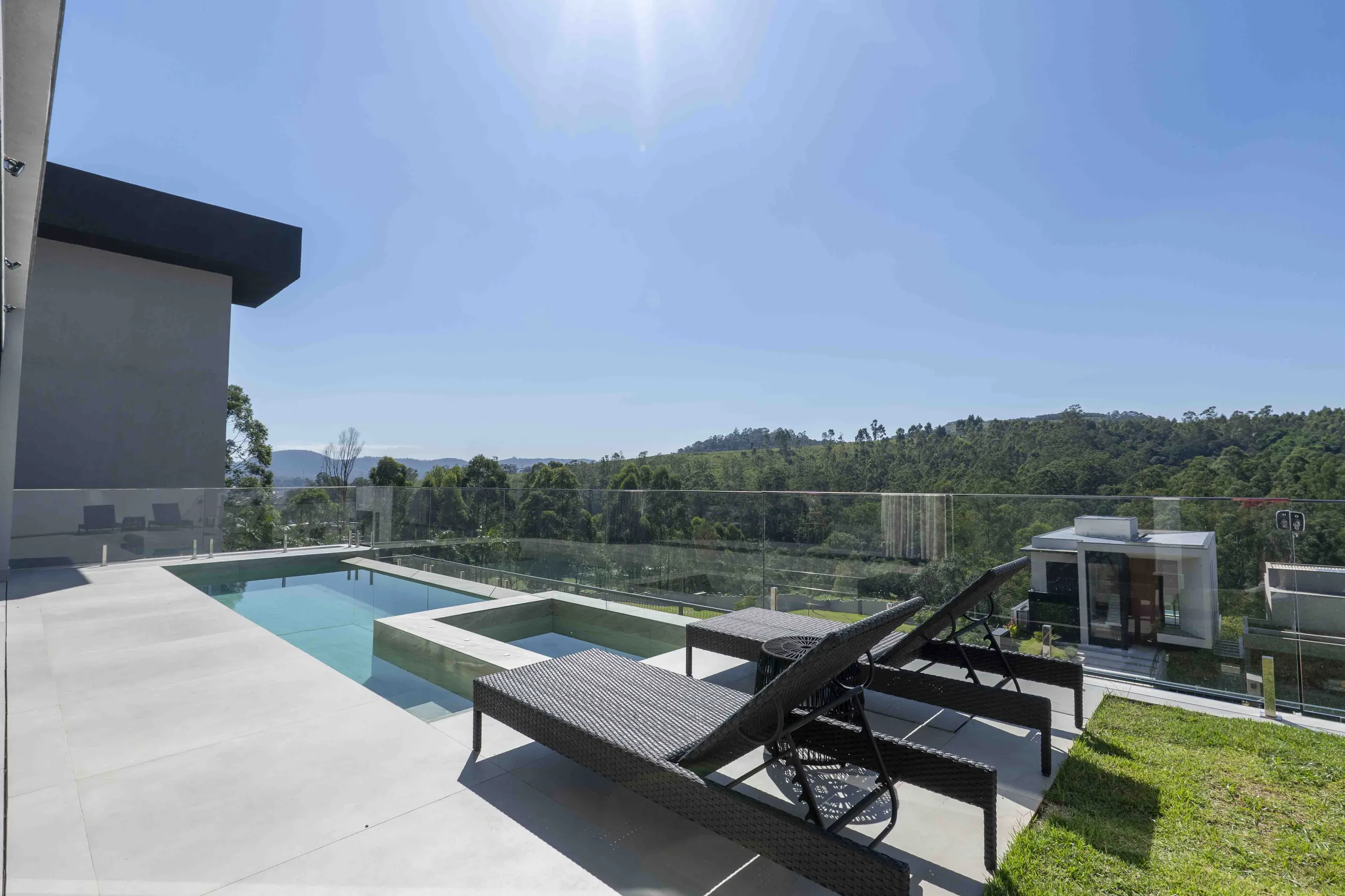 Casa Contemporânea com Vista Permanente para a Mata e Automação Completa em Alphaville