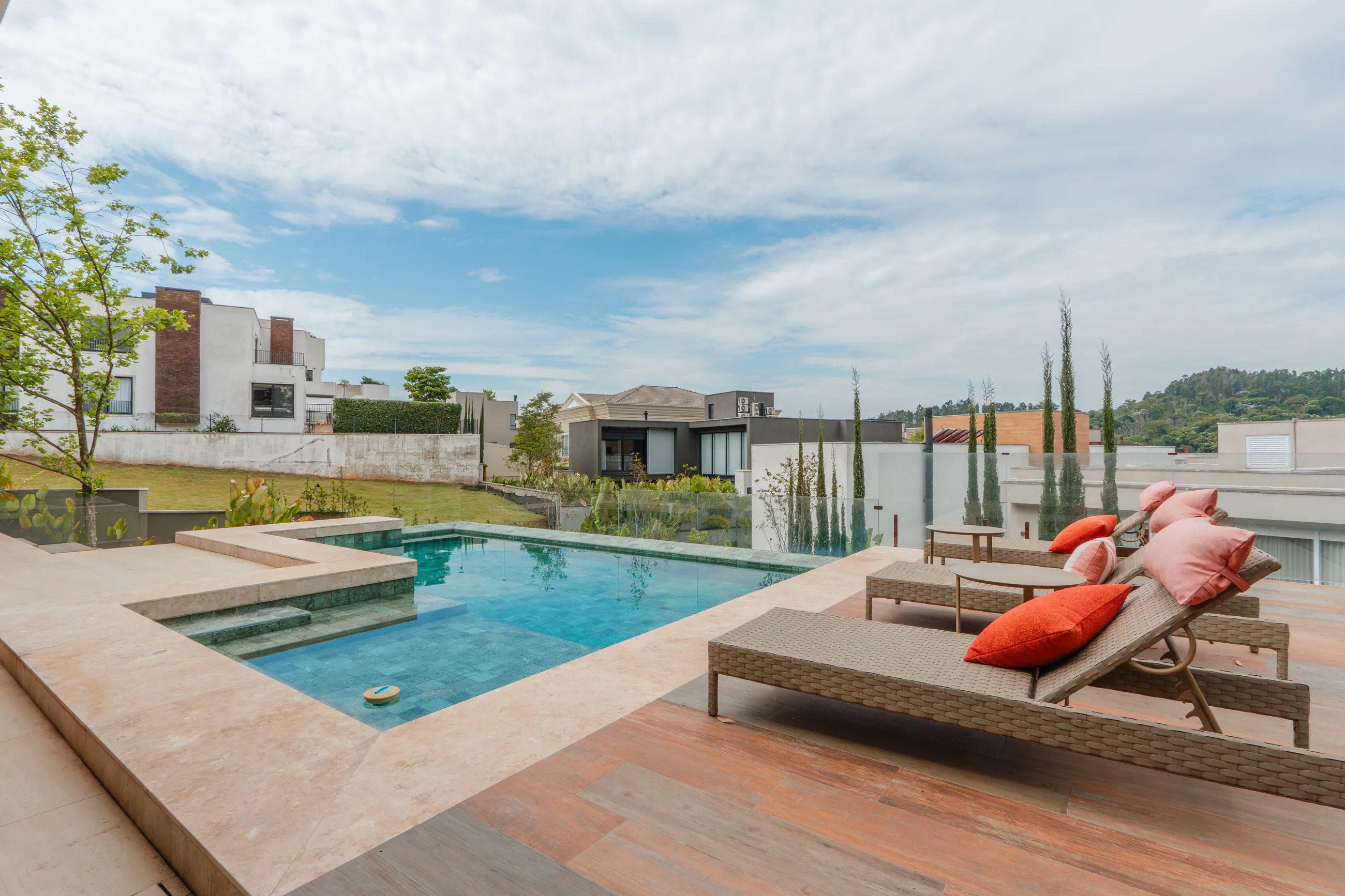 Casa Arles no Tamboré 11 | Porteira Fechada | 4 Suítes | Acabamento Triple A