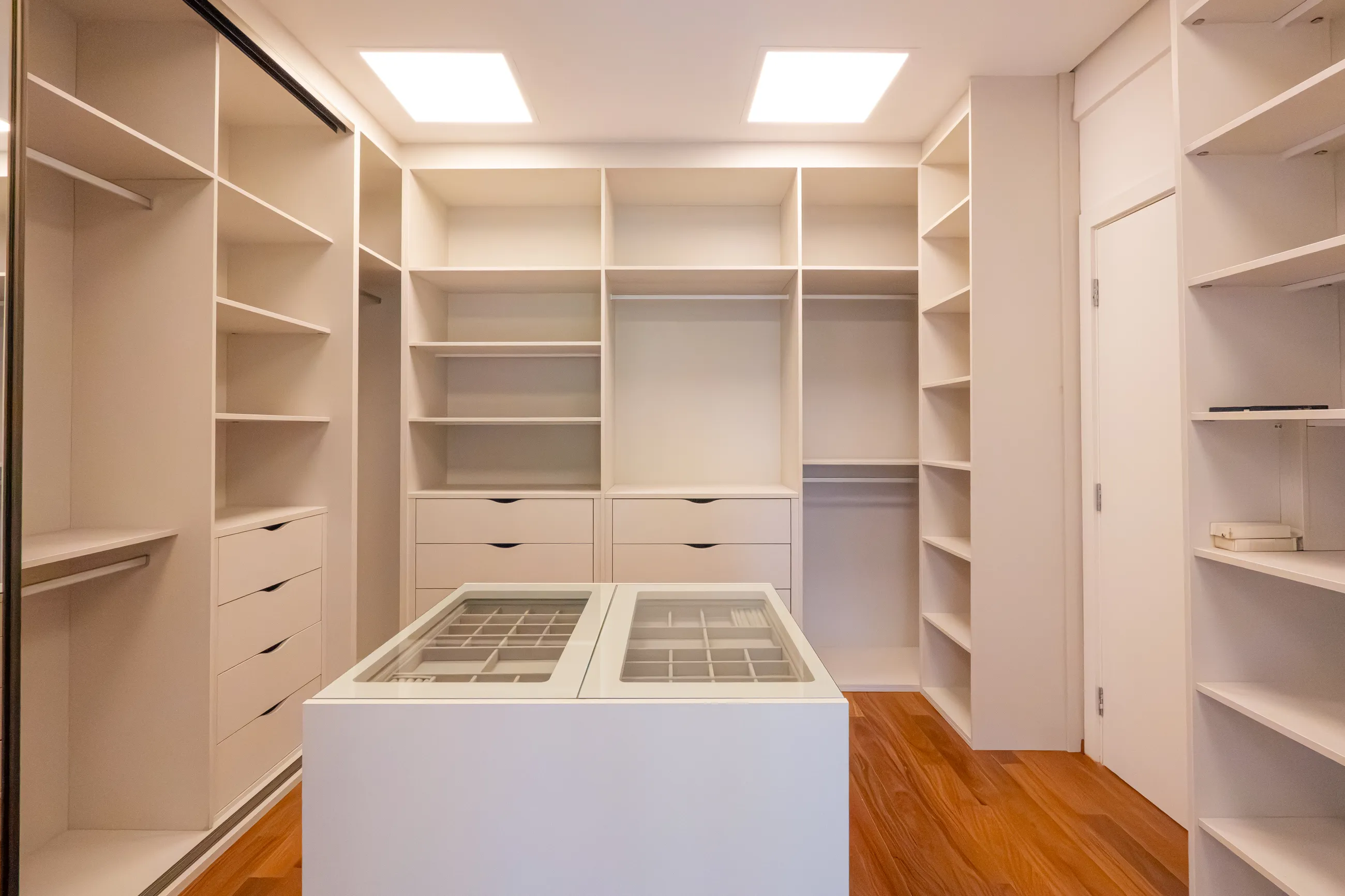 Casa Arles no Tamboré 11 | Porteira Fechada | 4 Suítes | Acabamento Triple A