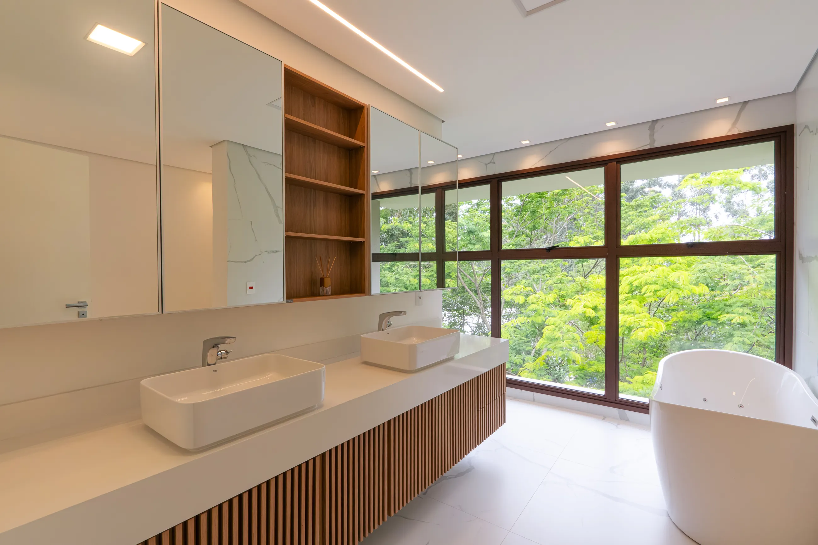 Casa Arles no Tamboré 11 | Porteira Fechada | 4 Suítes | Acabamento Triple A
