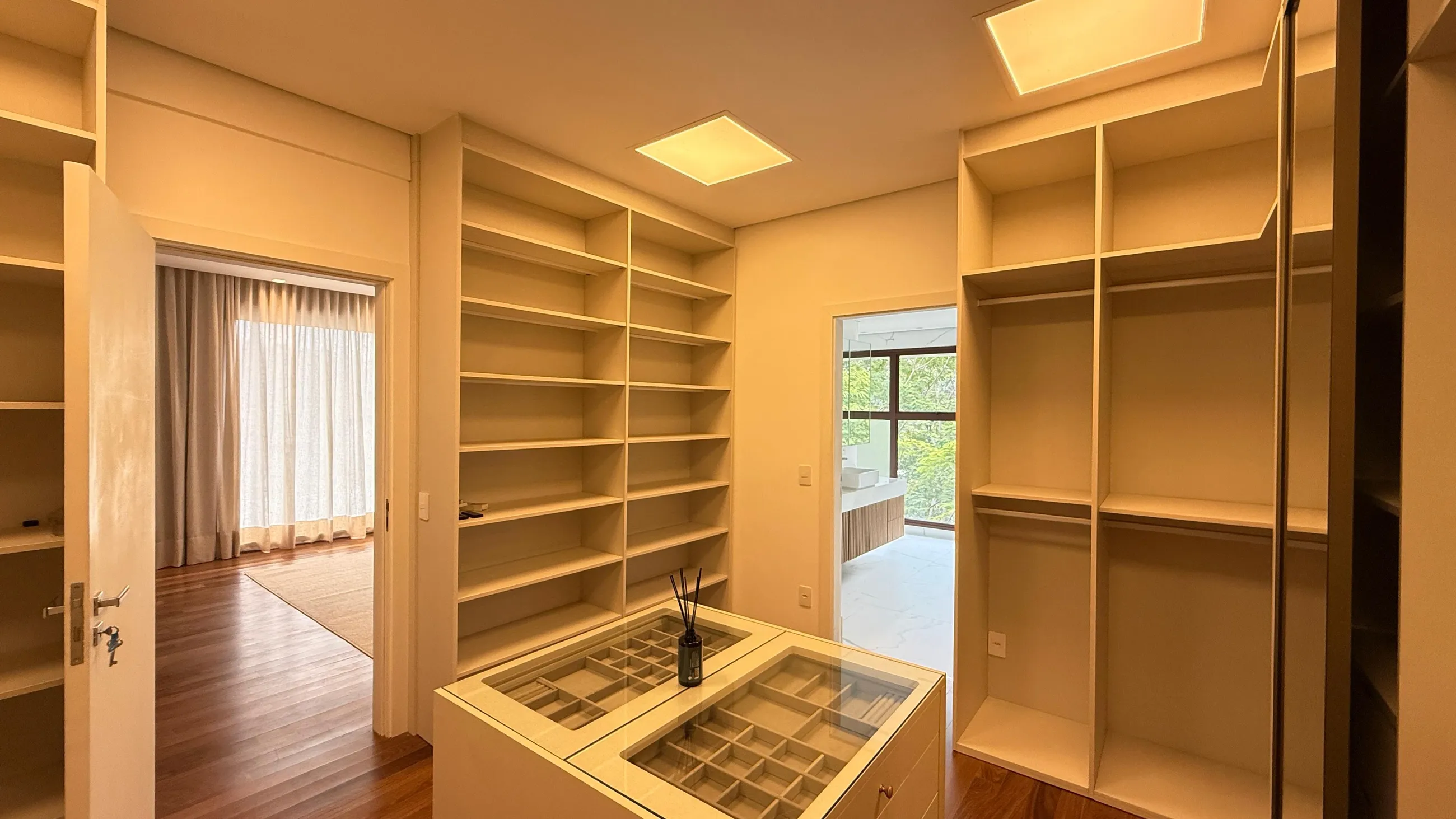 Casa Arles no Tamboré 11 | Porteira Fechada | 4 Suítes | Acabamento Triple A
