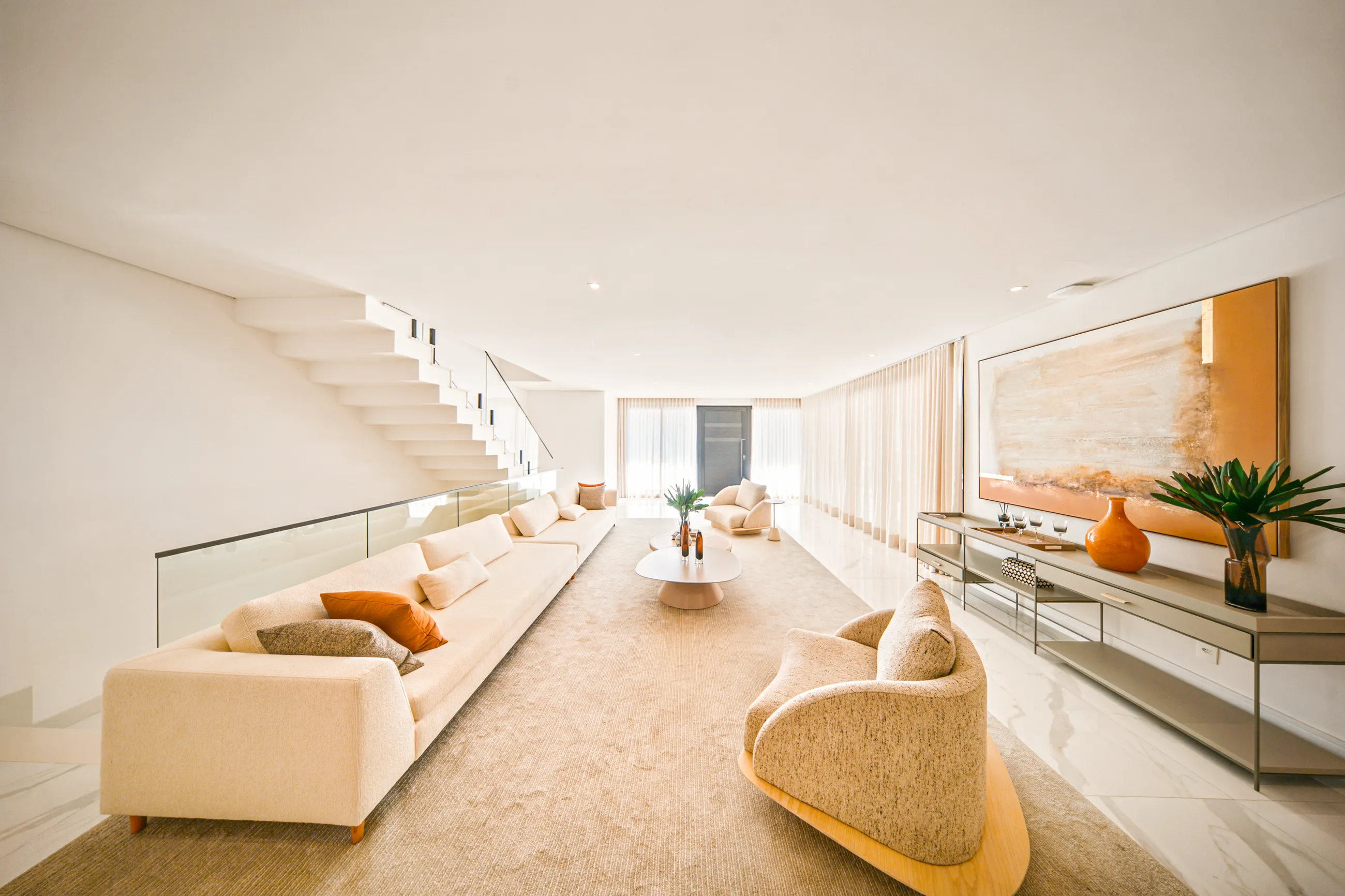 Residência Contemporânea de Esquina com 5 Suítes, Elevador e Piscina com SPA em Alphaville