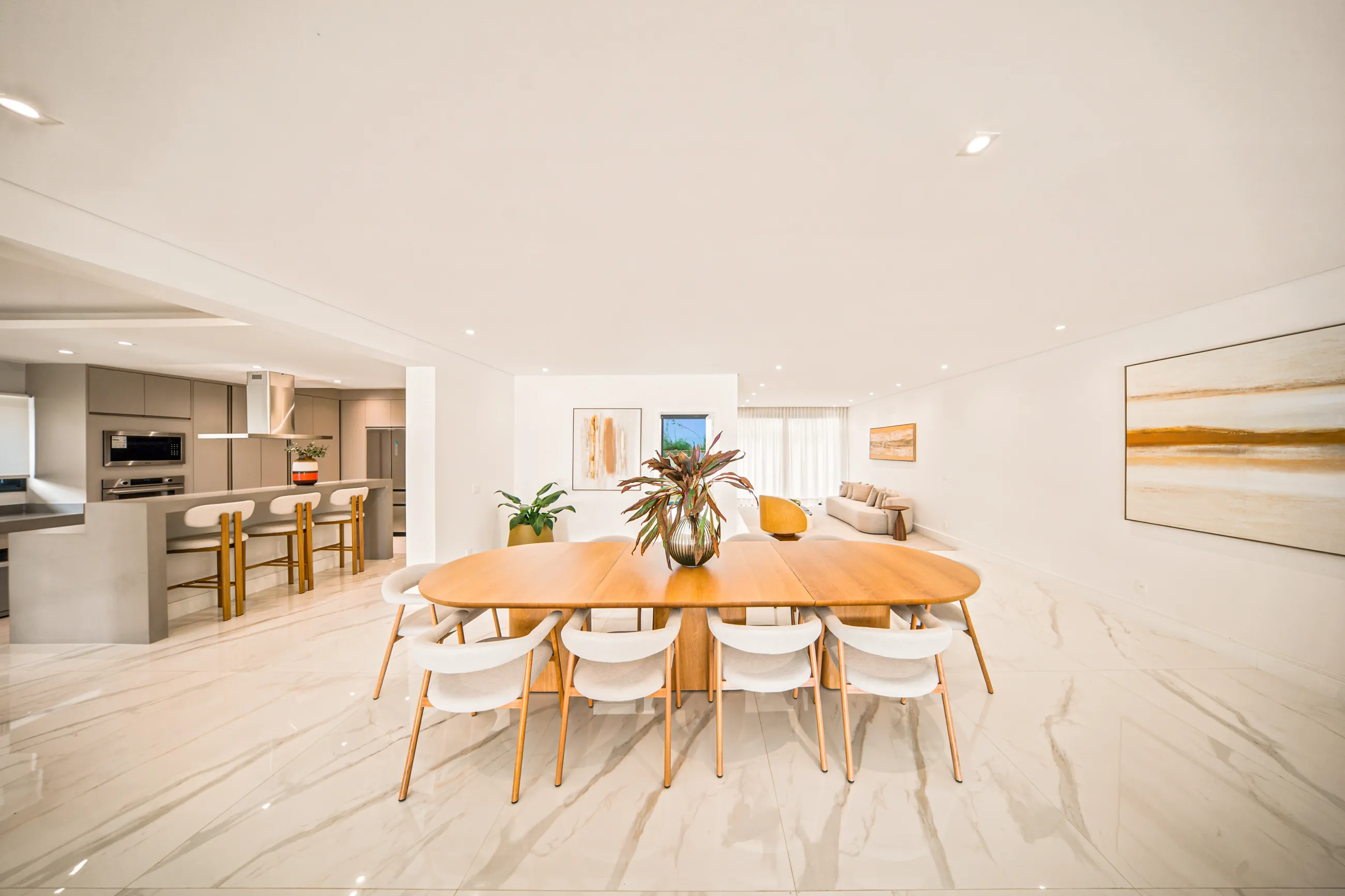 Residência Contemporânea de Esquina com 5 Suítes, Elevador e Piscina com SPA em Alphaville