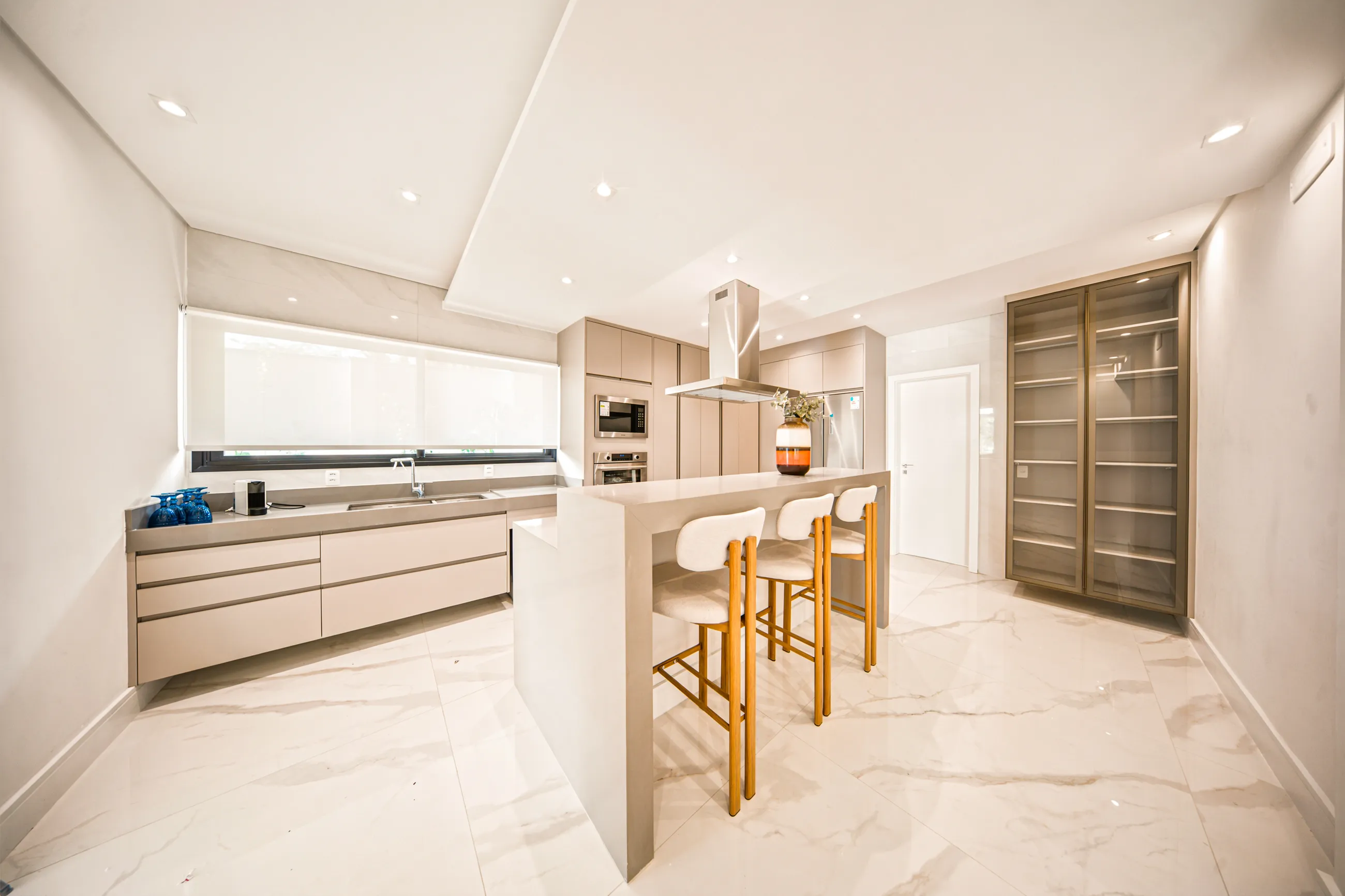 Residência Contemporânea de Esquina com 5 Suítes, Elevador e Piscina com SPA em Alphaville