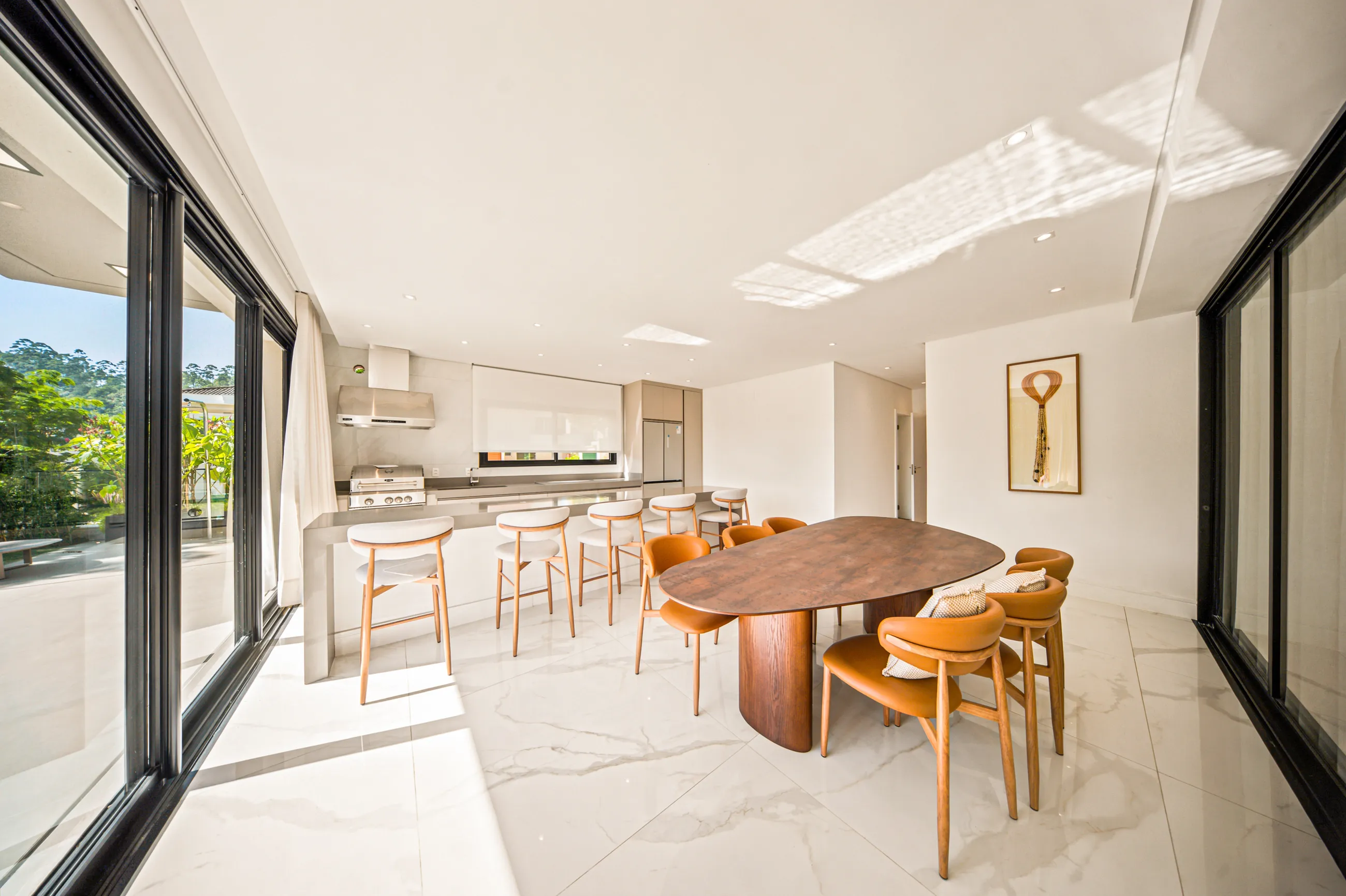 Residência Contemporânea de Esquina com 5 Suítes, Elevador e Piscina com SPA em Alphaville