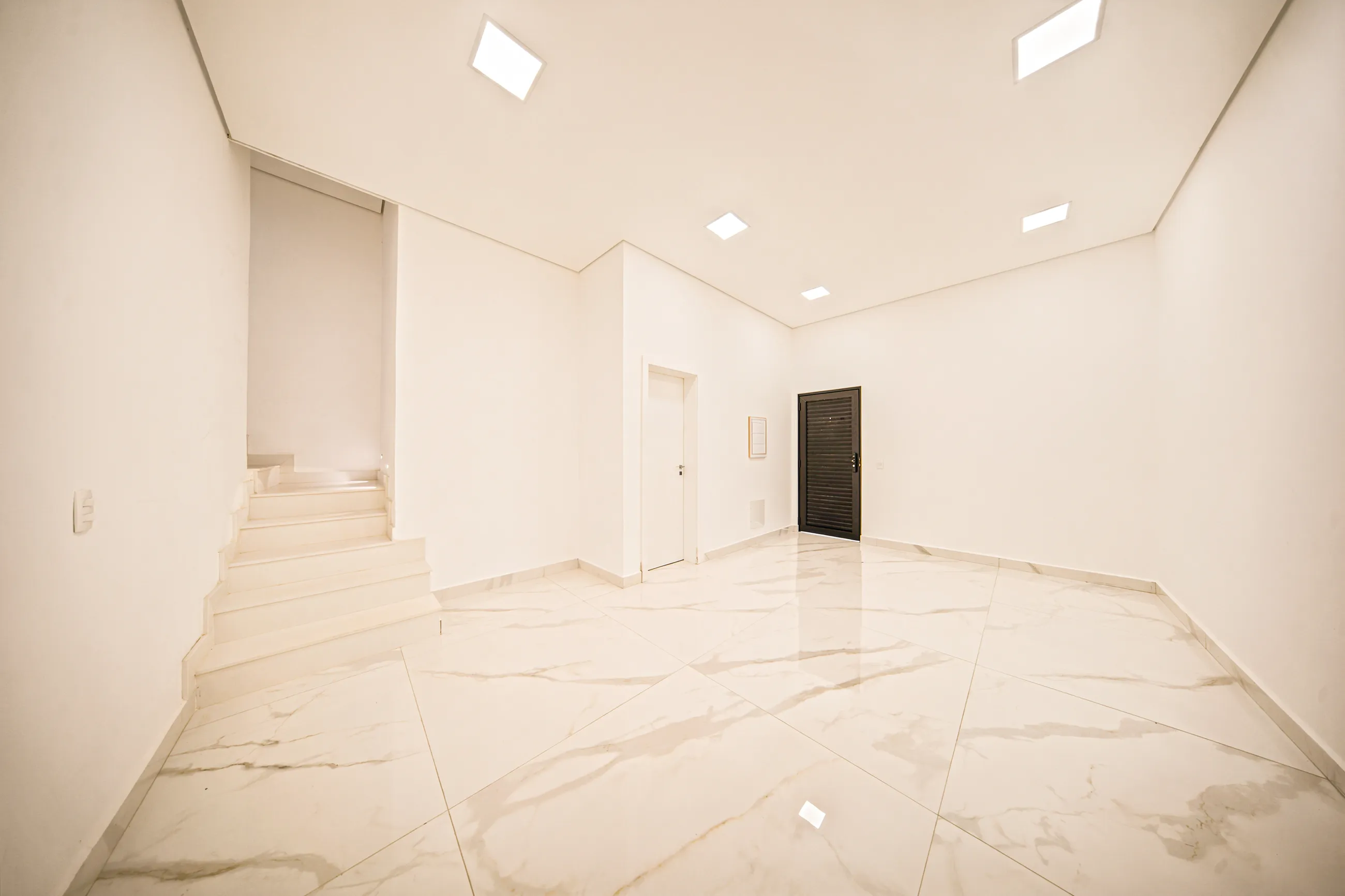 Residência Contemporânea de Esquina com 5 Suítes, Elevador e Piscina com SPA em Alphaville