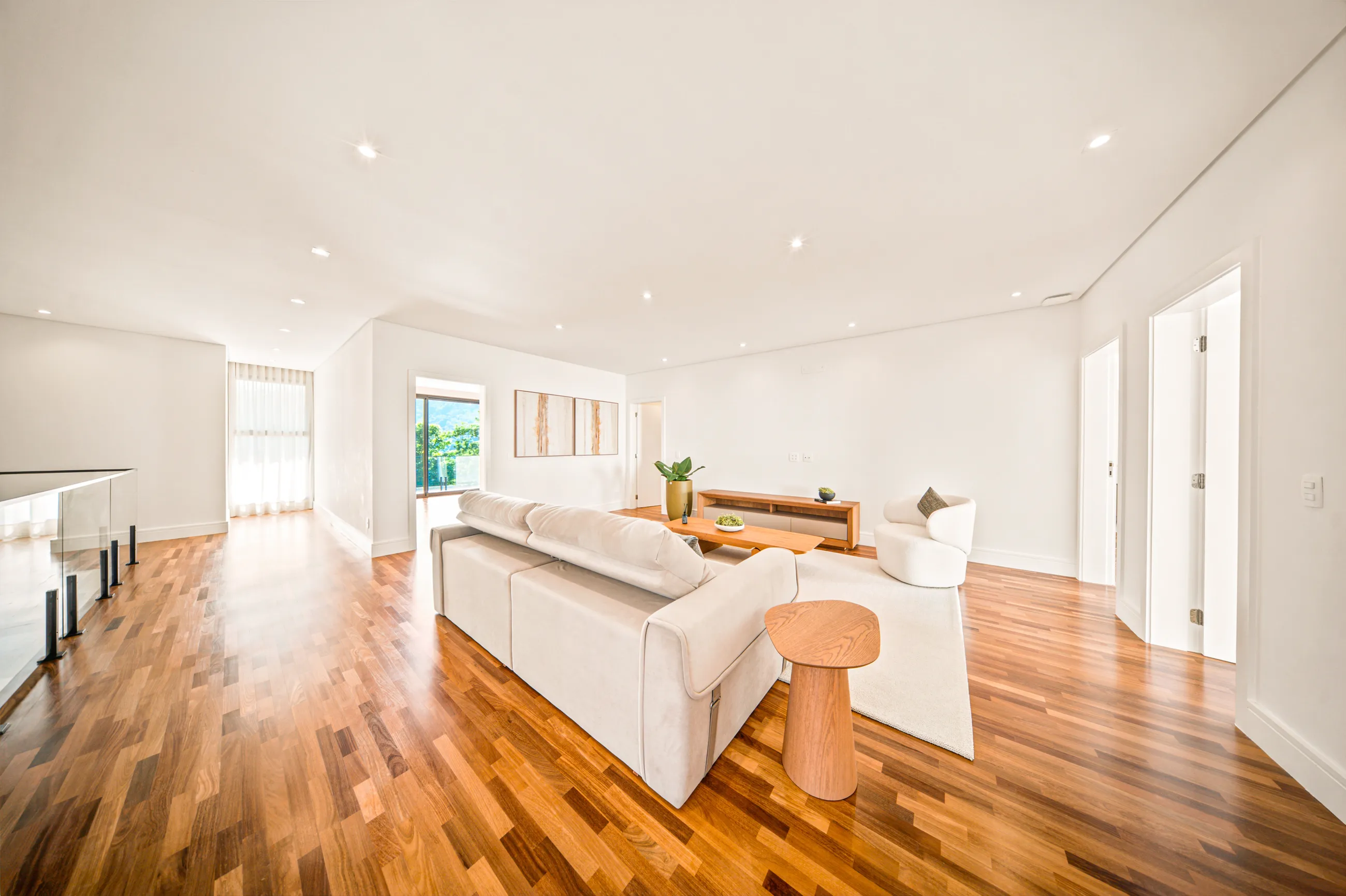 Residência Contemporânea de Esquina com 5 Suítes, Elevador e Piscina com SPA em Alphaville