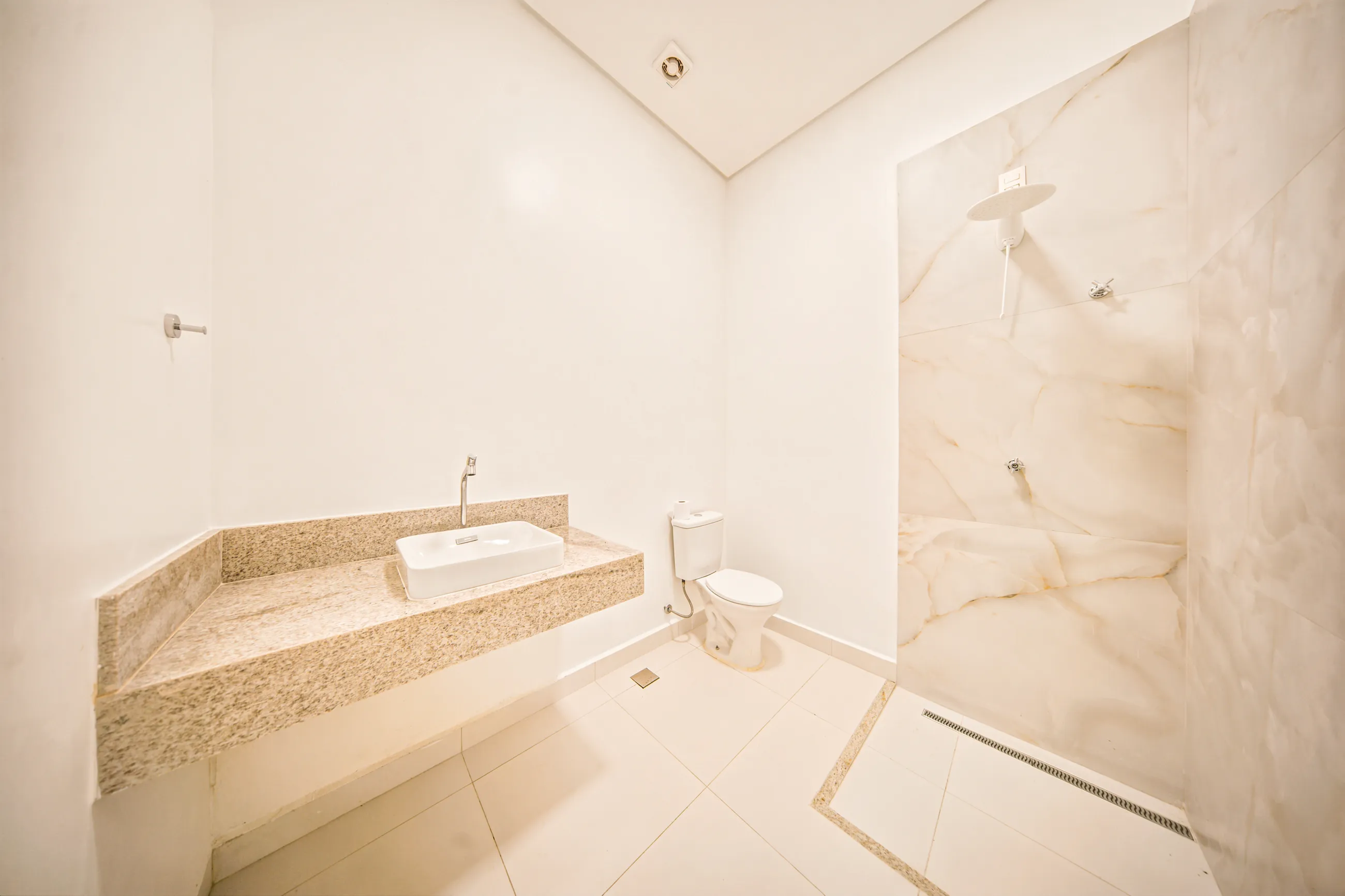 Residência Contemporânea de Esquina com 5 Suítes, Elevador e Piscina com SPA em Alphaville