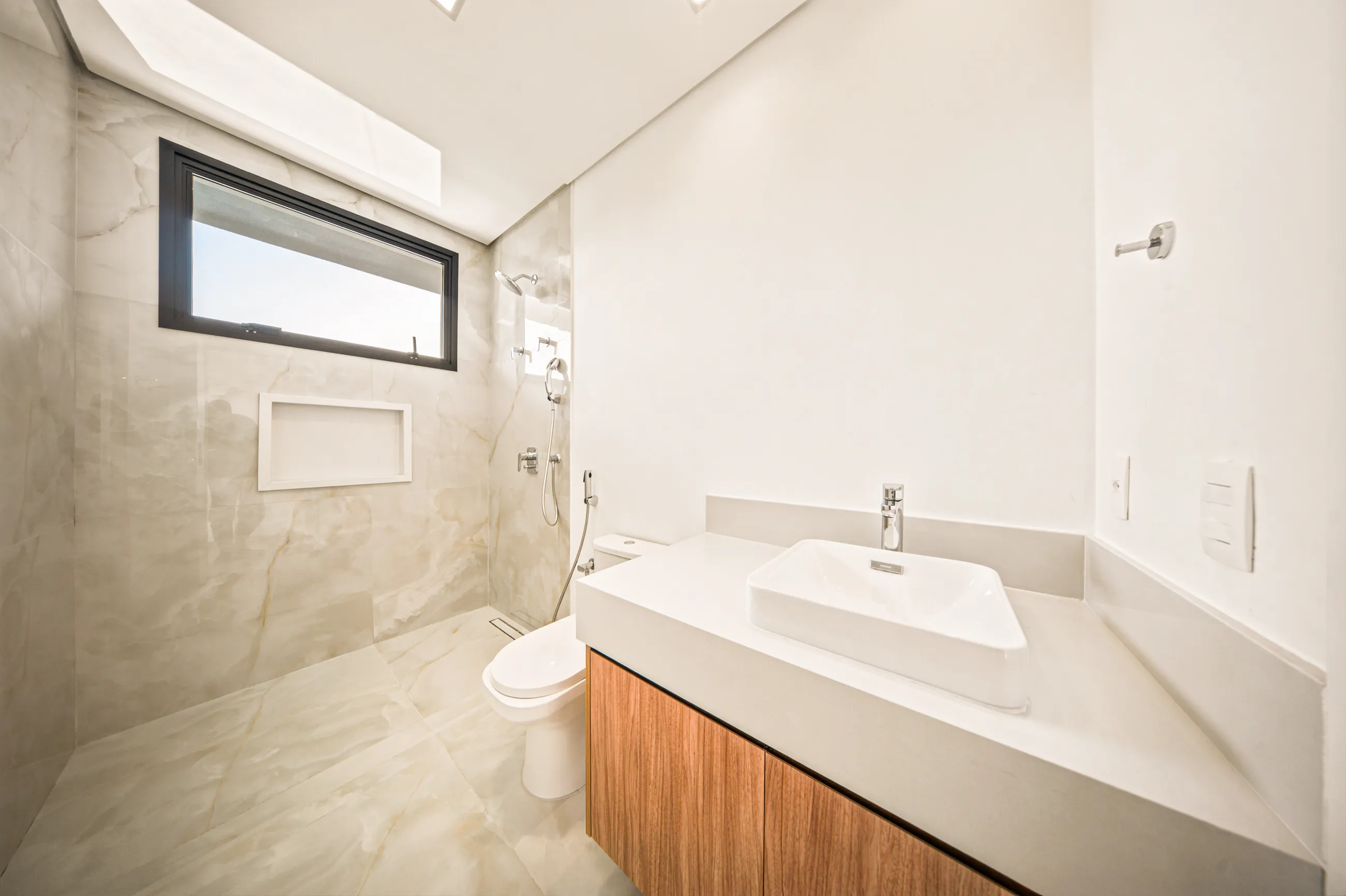Residência Contemporânea de Esquina com 5 Suítes, Elevador e Piscina com SPA em Alphaville