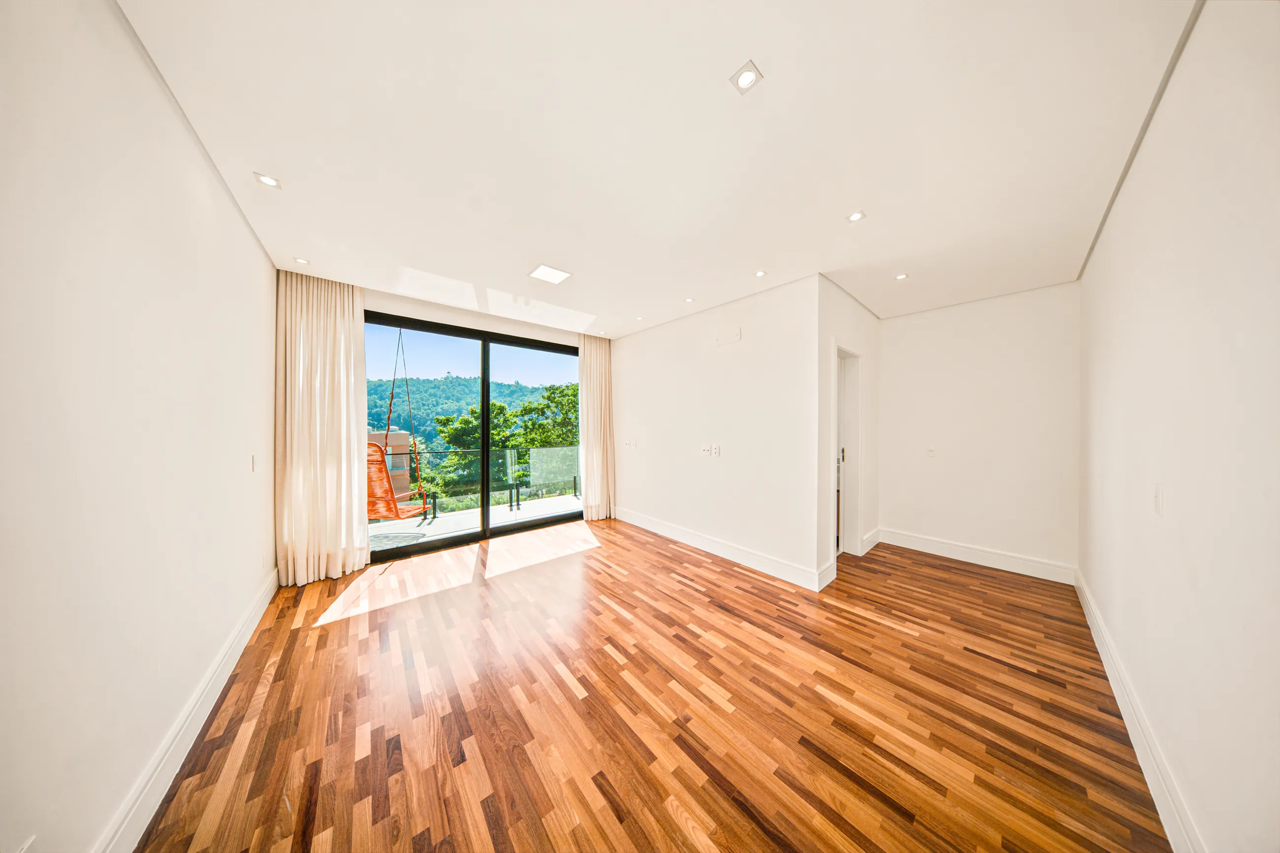 Residência Contemporânea de Esquina com 5 Suítes, Elevador e Piscina com SPA em Alphaville